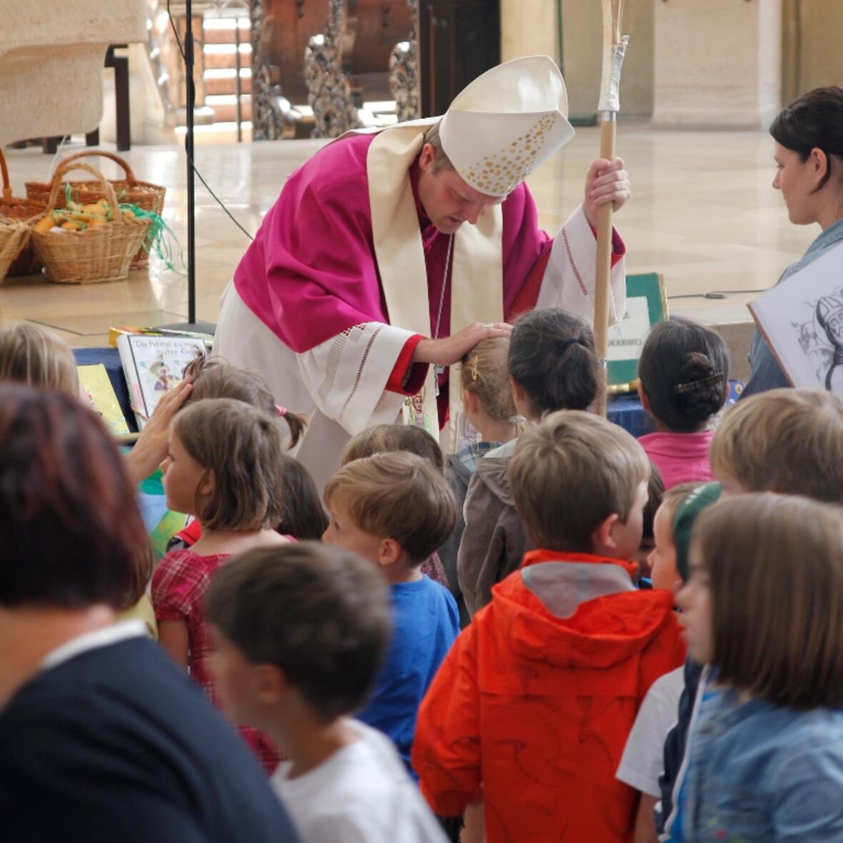 Weihbischof Florian Wörner und 12 weitere Priester segneten jedes Kind einzeln. (Foto: Caritas/Bernhard Gattner) 
