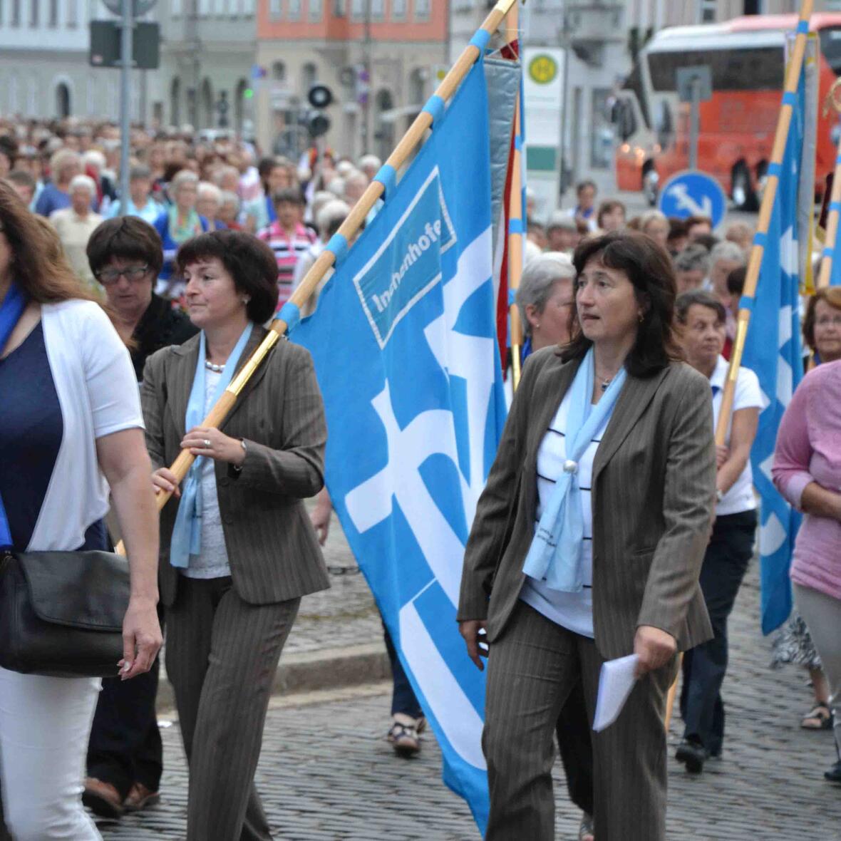 frauenwallfahrt-in-der-ulrichswoche-weihbischof-woerner-unter-den-pilgerinnen1522078