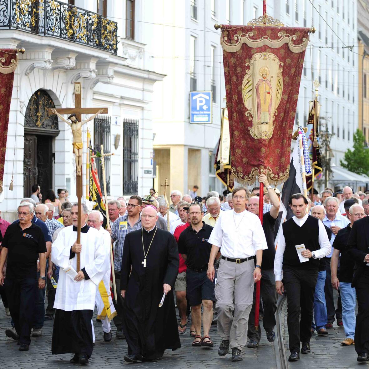 Mit Bischof Konrad an der Spitze wallfahrten die Männer vom Dom zur Ulrichsbasilika. (Foto: Nicolas Schnall)