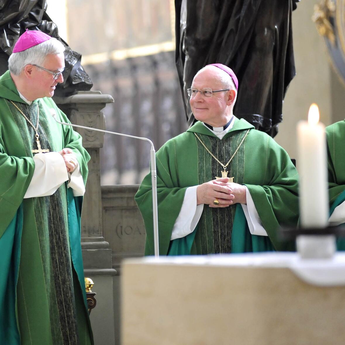 Zu Beginn des Pontifikalgottesdienstes wurde Erzbischof Heiner Koch von Bischof Konrad Zdarsa in der Ulrichsbasilika begrüßt. (Fotos: pba/Nicolas Schnall)