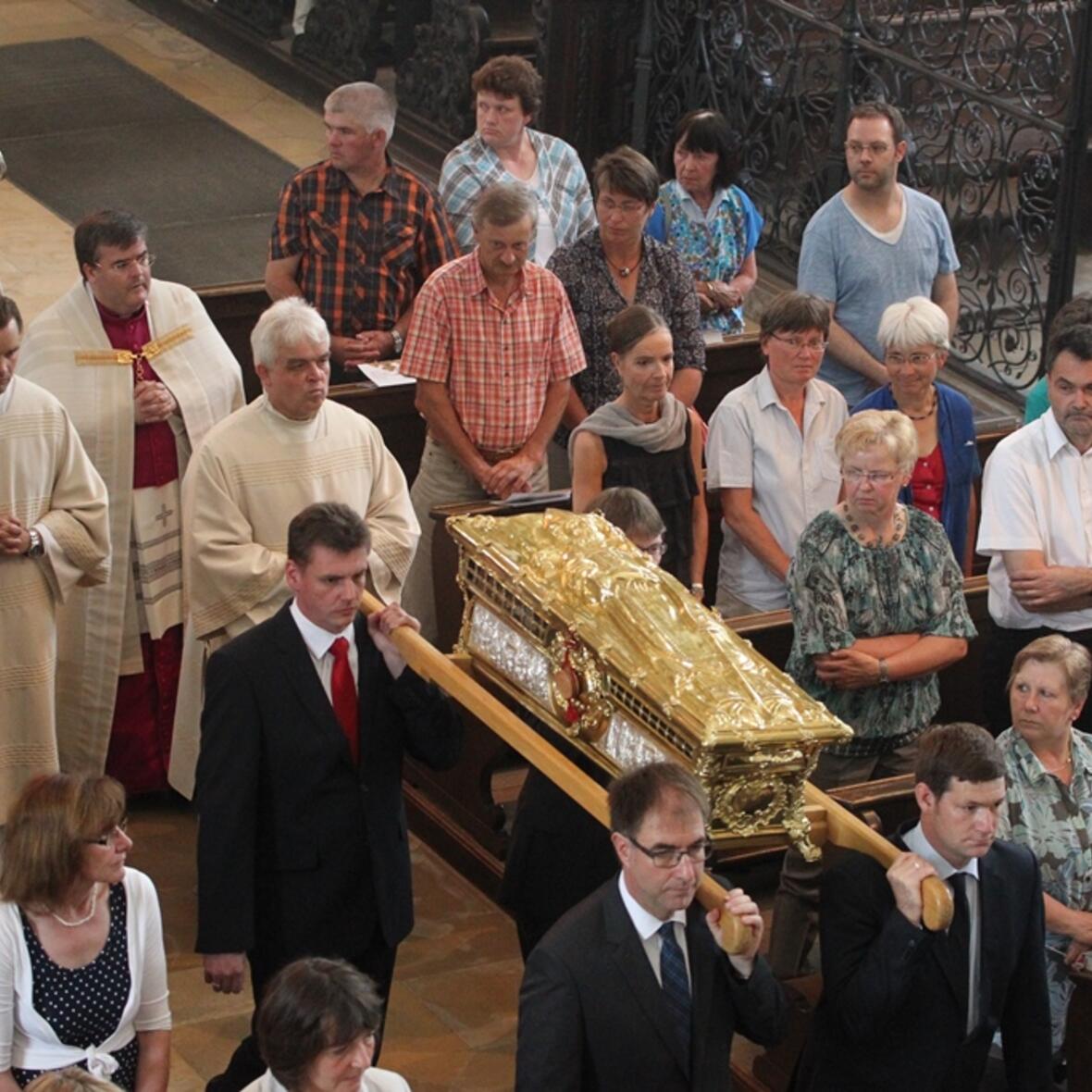 Erhebung des Ulrichsschreins und Prozession zum Altar. (Foto: pba/Annette Zoepf)