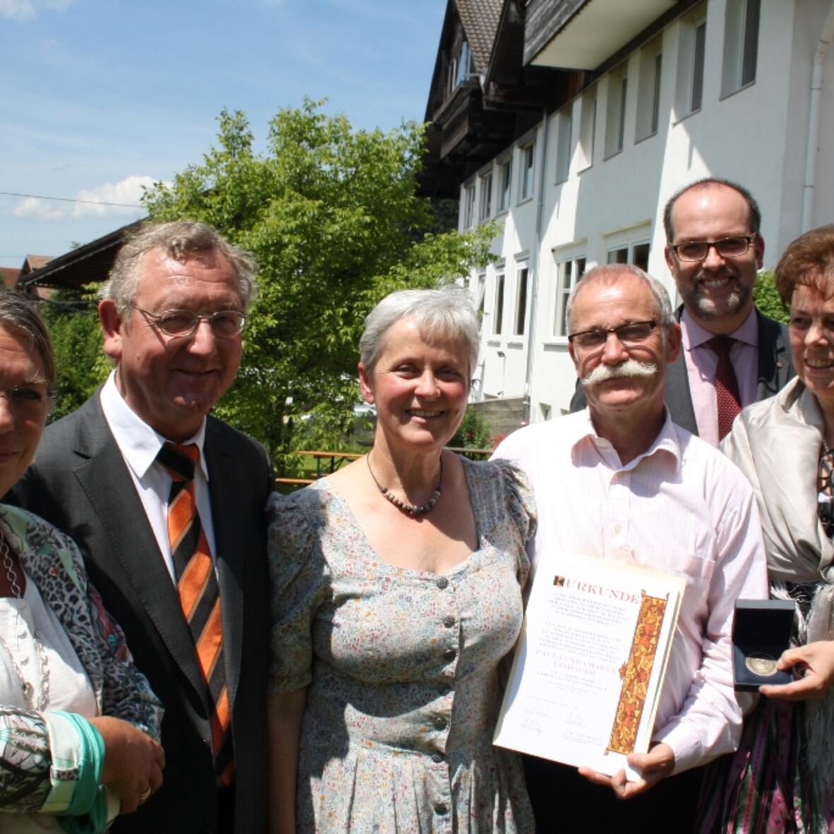 Bei der Verabschiedung würdigt die stellvertretende Bundesvorsitzende des Kolpingwerkes Deutschland Barbara Breher (links), Kolping-Diözesanpräses aus Augsburg Alois Zeller (zweiter von links), die Diözesanvorsitzende des Kolpingwerkes im Bistum Augsburg Sonja Tomaschek (rechts) und der Geschäftsführer der Deutschen Kolpingsfamilie e.V. Guido Mensger das langjährige erfolgreiche Wirken des Hausleiterehepaars vom Haus Zauberberg in Pfronten-Rehbichl Paula und Charly Lindauer (mitte). (Foto: Heinrich Lang)