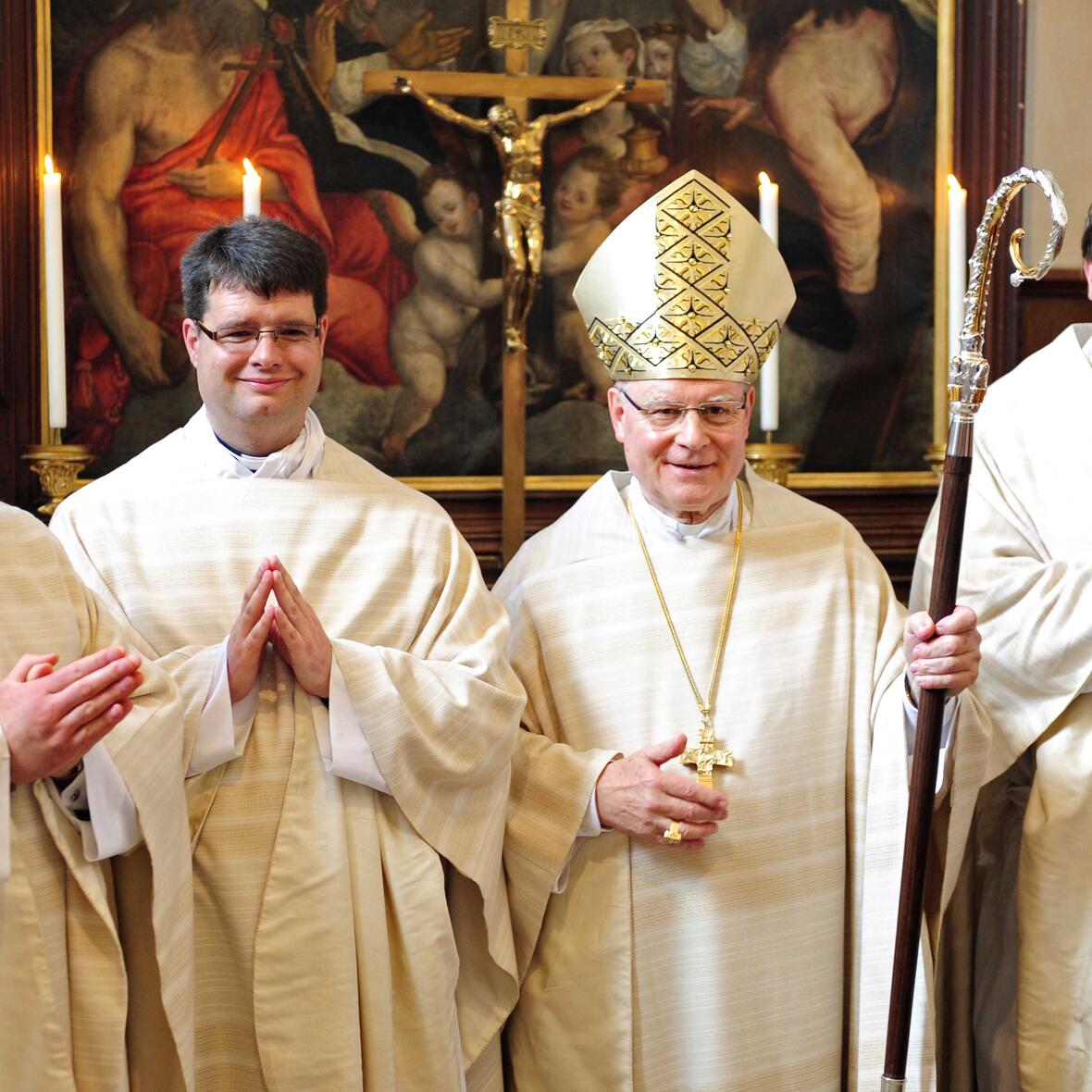 Bischof Konrad zusammen mit den drei Neupriestern (v.l.) Felix Siefritz, Christian Wolf und Bernd Rochna. (Foto: pba/Nicolas Schnall)