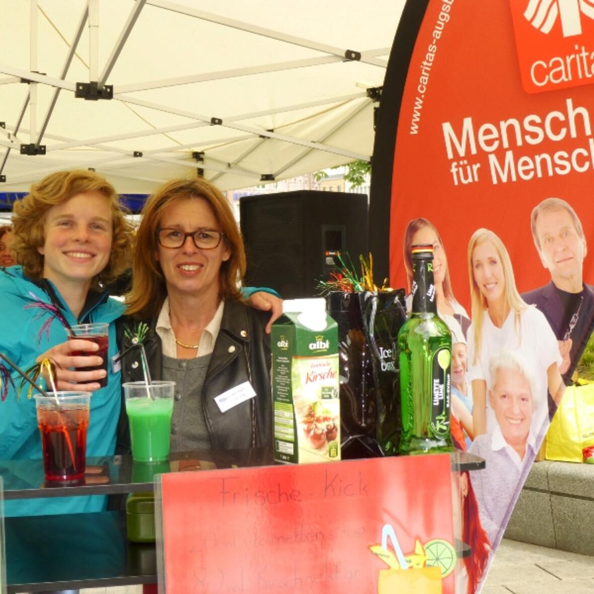 Aktionswoche Sucht: Das Caritas-HaLT-Projekt zeigt an seinem Stand, dass Cocktails auch ohne Alkohol schmecken können. (Foto: Caritas)