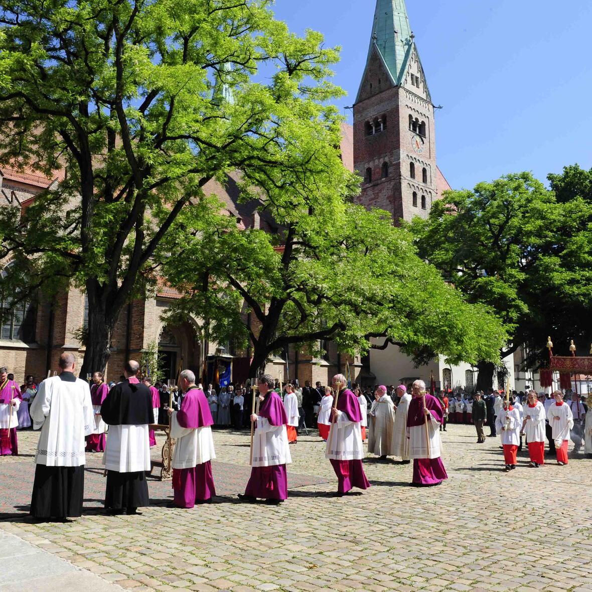 Die Prozession fand bei - so Bischof Konrad Zdarsa - "unüberbietbar strahlendem Sonnenschein" statt. (Foto: Maria Steber/pba)