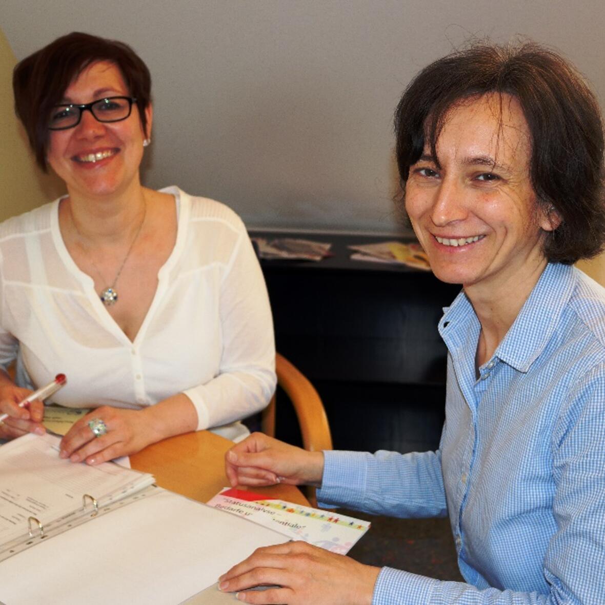 Karina Pade und Vera Lachenmaier (v.links): Gemeinsam sind sie für die Steuerung des Sozialraumprojekts in Graben zuständig. (Foto: Maria Steber / pba)