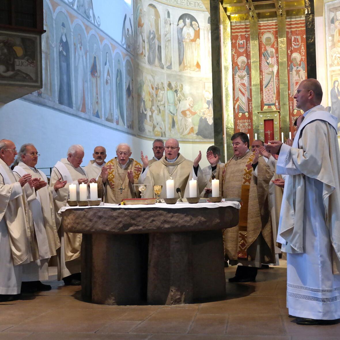 Weihbischof Max Ziegelbauer gemeinsam mit Bischof Konrad Zdarsa und Generalvikar Harald Heinrich am Altar von Memmingen St. Josef. (Foto: Karl-Georg Michel/pba)