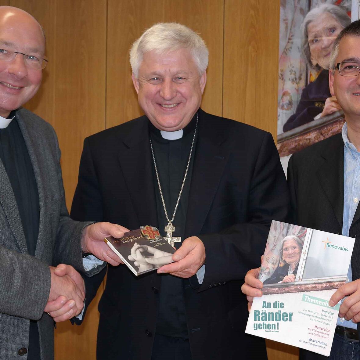 Pfarrer Dr. Ulrich Lindl und Anton Stegmair, Referent in der Abteilung "Weltkirche", hießen Bischof Szyrokoradiuk aus der Ostukraine herzlich willkommen (v.links). Foto: pba/Maria Steber   