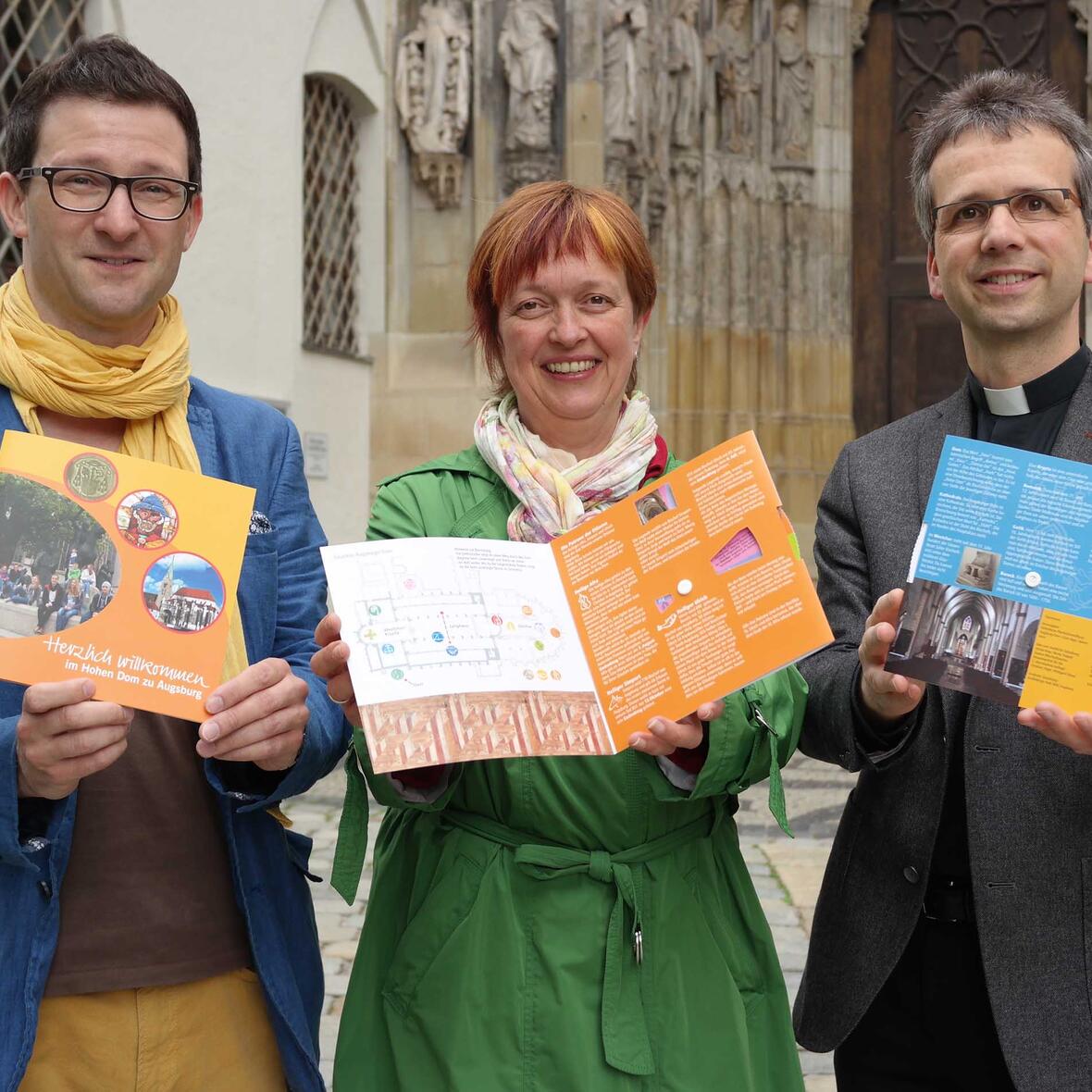 Dompfarrer Armin Zürn (rechts) mit Christian Hager und Hildegard Steuer, die für die Kinderführungen im Dom zuständig sind.  Foto: Maria Steber/pba.