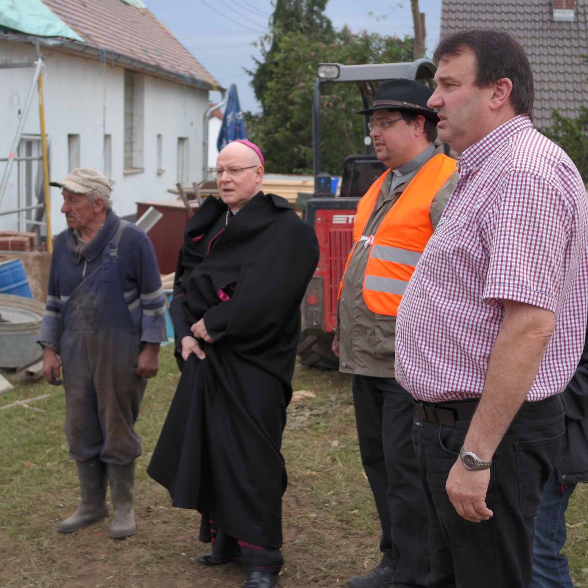 Sichtlich bewegt vom Ausmaß der Katastrophe: Bischof Konrad Zdarsa im Bespräch mit Betroffenen. (Fotos: Karl-Georg Michel)
