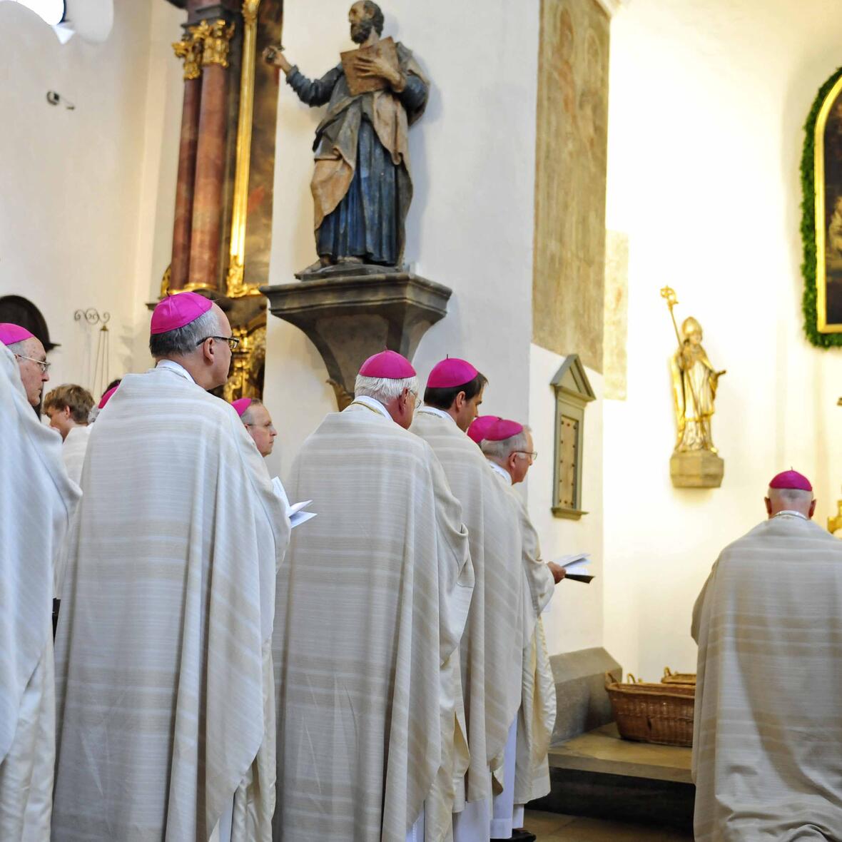 Bichof Konrad während der Marienweihe vor dem Bild der Maria Knotenlöserin. Foto: Nicolas Schnall/pba