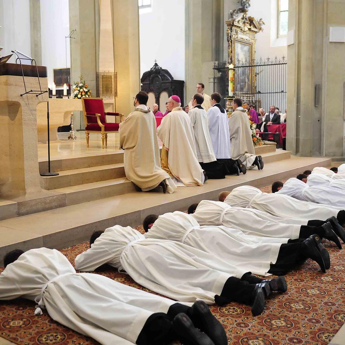 bischof-konrad-weiht-zehn-maenner-zu-diakonen1484869