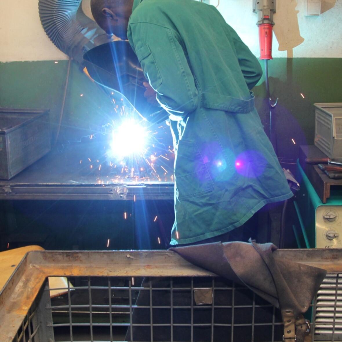 Magueye Ndour bei Schweißarbeiten. (Foto: Caritas/Bernhard Gattner).