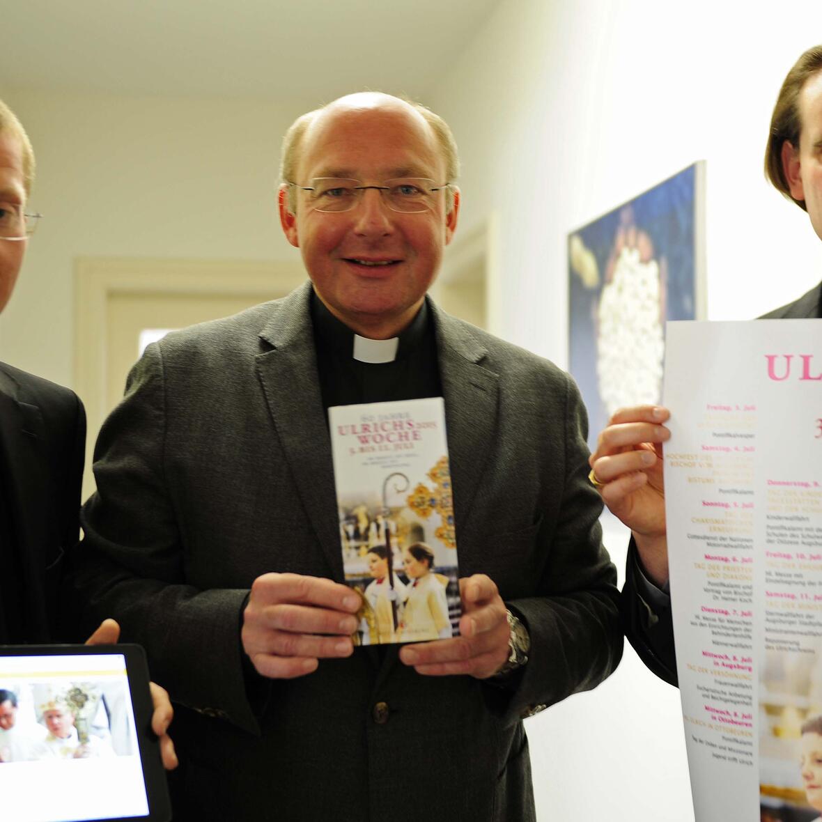 Martin Riß, Kaplan von St. Ulrich und Afra, Pfarrer Dr. Ulrich Lindl, Leiter der „Hauptabteilung III – Kirchliches Leben“ und Diakon Andreas Martin stellten heute das Programm der Ulrichswoche vor (v. links). Foto: Maria Steber/pba