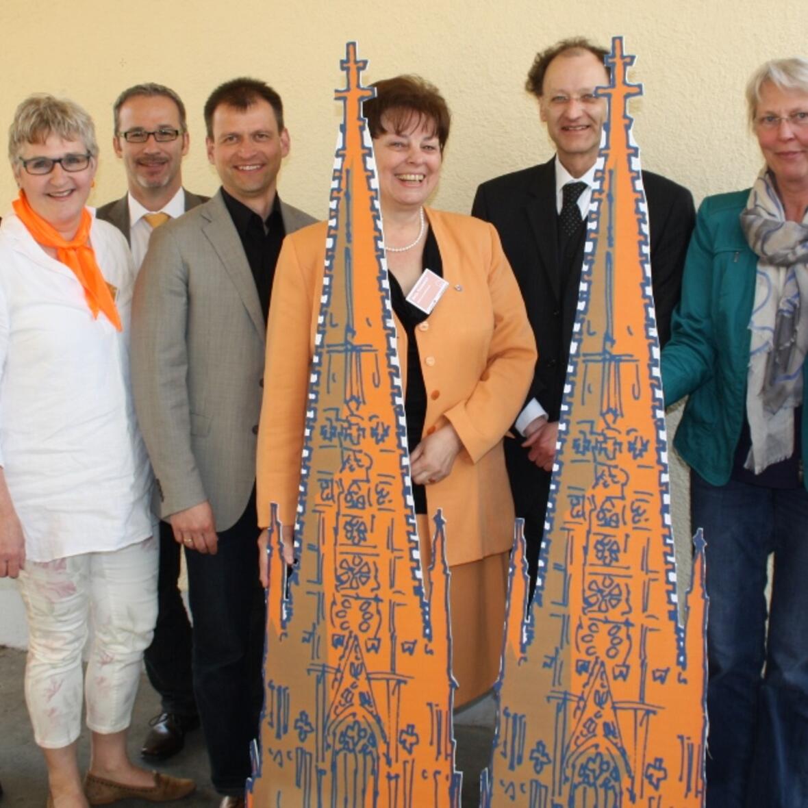 (v.r.) Eva Weber, zweite Bürgermeisterin der Stadt Augsburg, Mechthild Gerbig, Domkapitular Dr. Wolfgang Hacker, Sonja Tomaschek, Robert Hitzelberger, Heinrich Lang (Geschäftsführer Kolpingwerk), Dorothea Schömig (Vorsitzende Kolpingwerk Bayern) und Kolping-Diözesanpräses Pfarrer Alois Zeller. (Foto: Kolpingwerk)