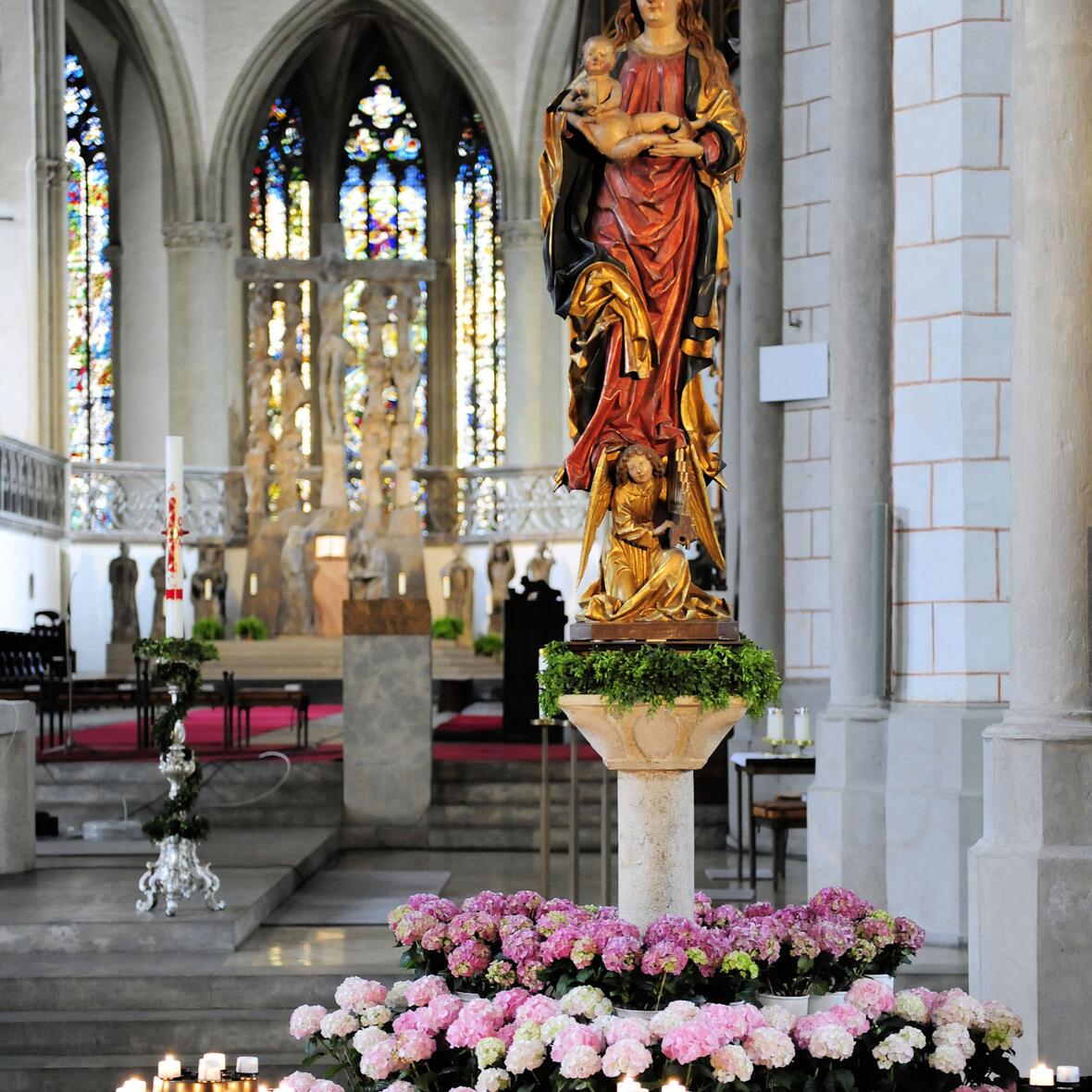 Marienfigur mit Jesuskind im Augsburger Dom. (Foto: pba/Nicolas Schnall)