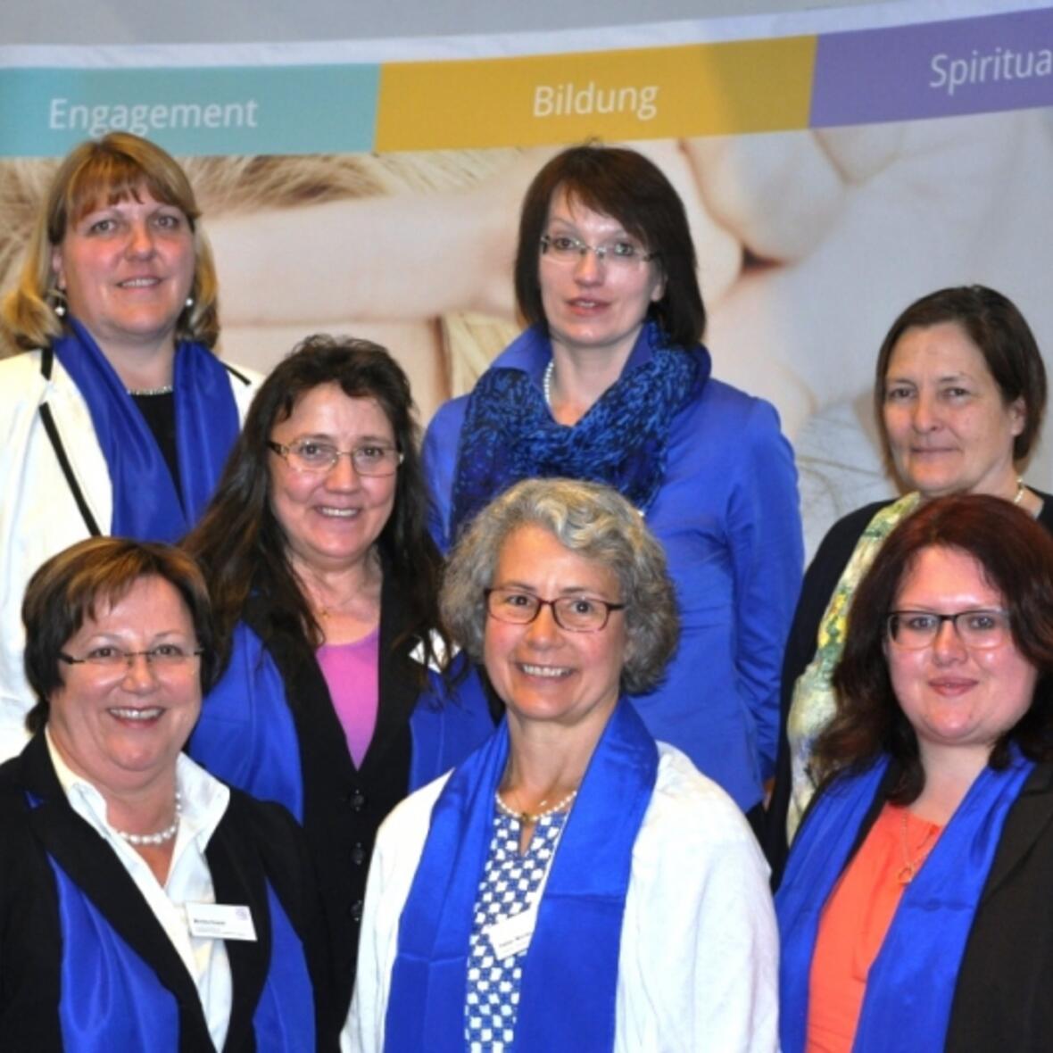 Untere Reihe (v.l.n.r.): Monika Knauer, Monika Halder, Desiree Aufderheide. Obere Reihe: Ulrike Stowasser, Mechthilde Lagleder, Monika Riedmüller, Dr. Gisela Heinz.