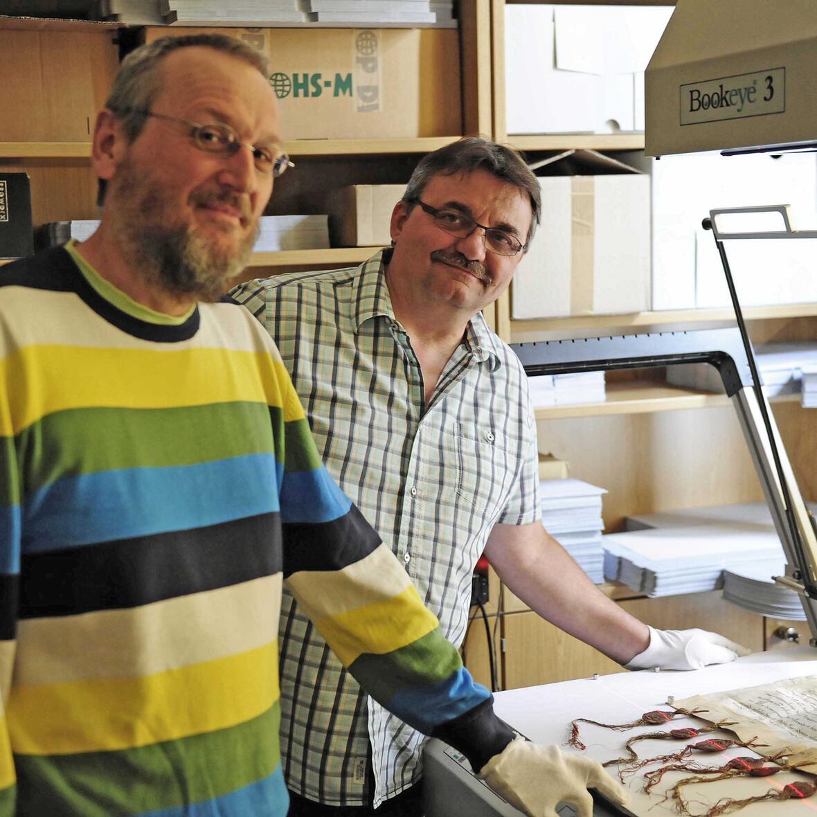 Der Leiter des Bistumsarchivs, Dr. Erwin Naimer und "Scanman" Robert Reiter (v. links). Foto: Maria Steber /pba.