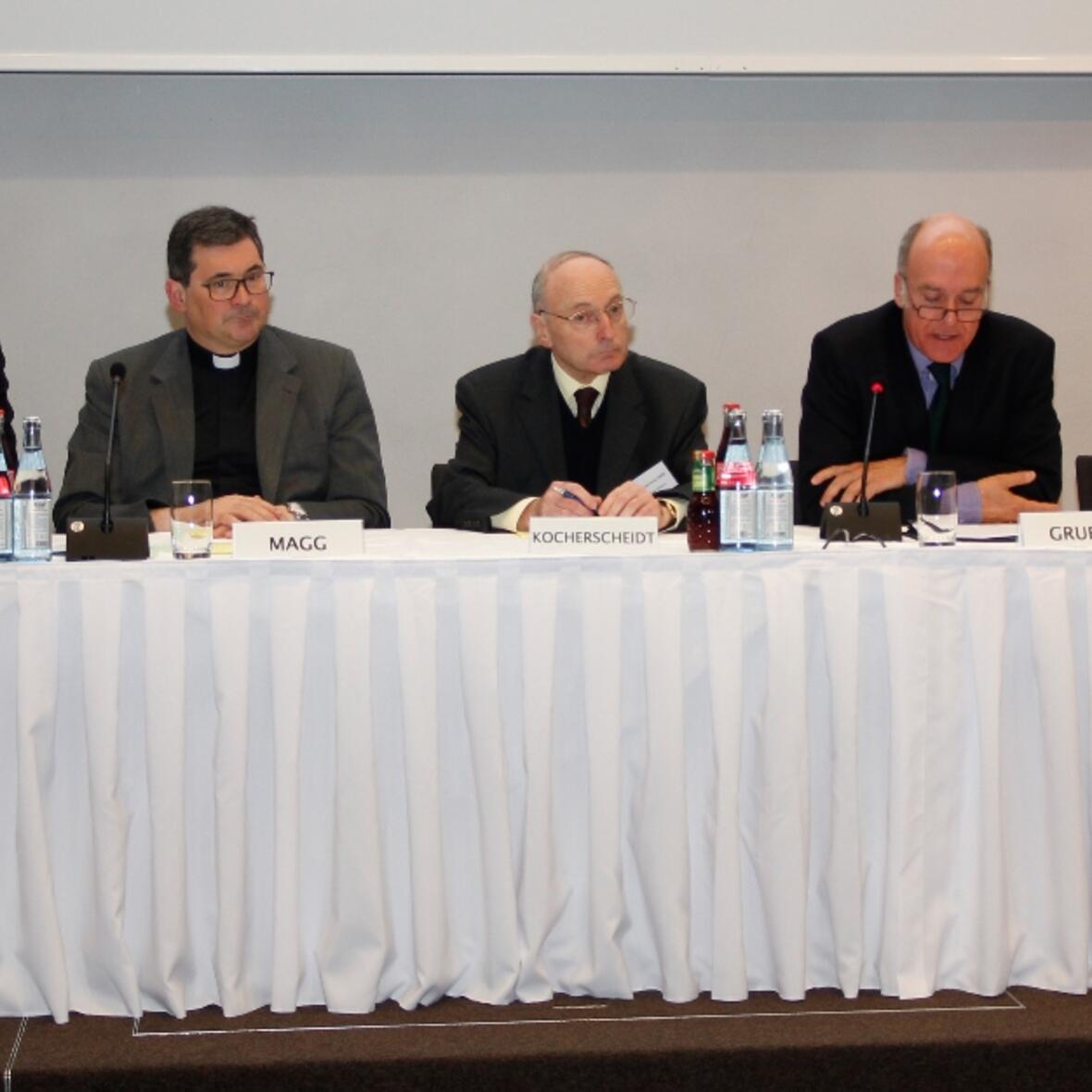 Engagiert und sehr aufschlussreich zeigten sich die Teilnehmer der Podiumsdiskussion (v.li.n.re.): Ulrich Müller (1. Bürgermeister von Wittislingen), Diözesan-Caritasdirektor Domkapitular Dr. Andreas Magg, Otto Kocherscheidt (Diözesanrat), Ministerialdirektor Dr. Markus Gruber (Bayerisches Sozialministerium), Karl Michael Scheufele (Regierungspräsident von Schwaben). Foto: Caritas