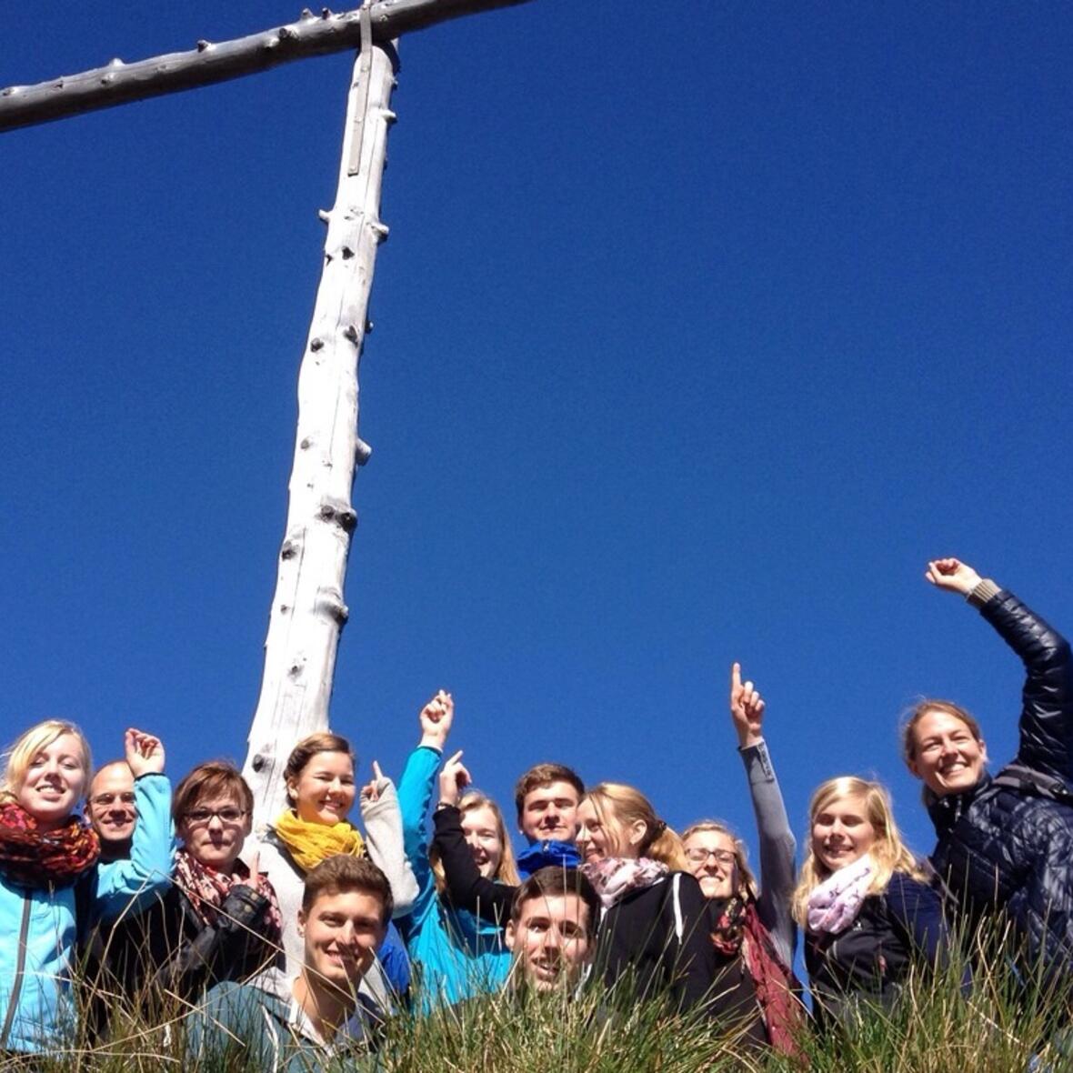 Dem Himmel ganz nah: Die Bewohner des Basicals in Augsburg auf einem Gipfel in Nesselwang. (Foto: Basical)