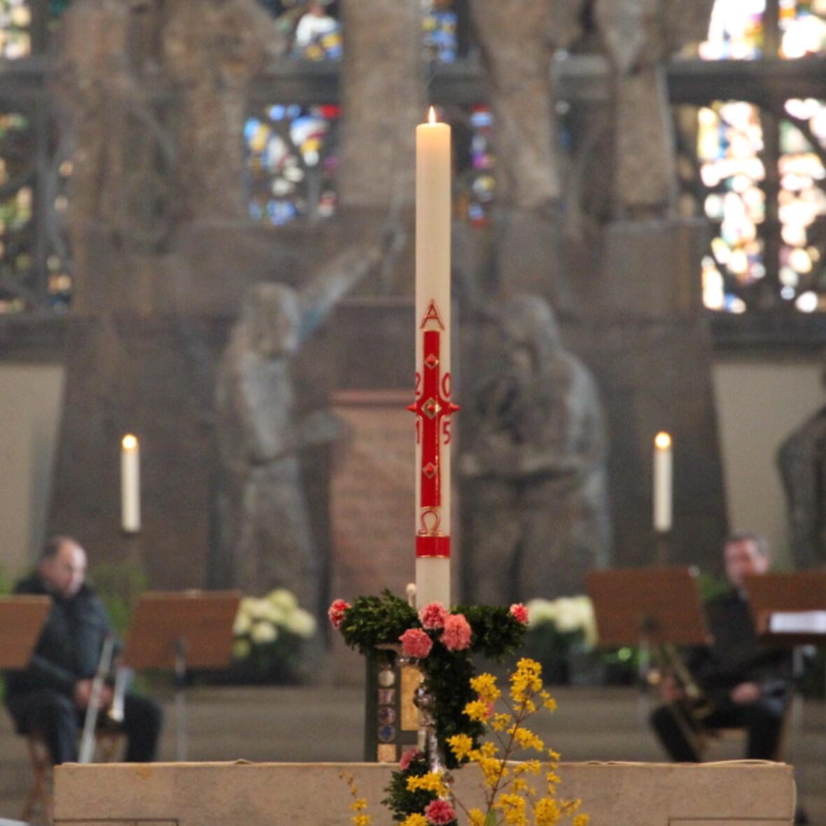 Im Zentrum des Gottesdienstes: Die Osterkerze als Symbol für die Auferstehung. (Foto: Annette Zoepf/pba)