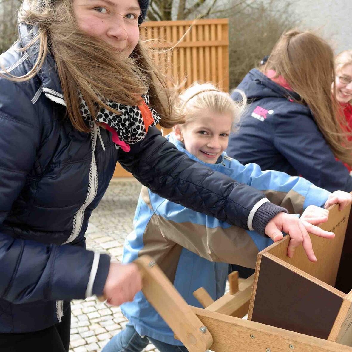 Um Punkt zwölf Uhr legten sich die Ministrantinnen und Ministranten voll ins Zeug. Am Karfreitag kann jetzt nichts mehr schief gehen. (Foto: Maria Steber/pba).  