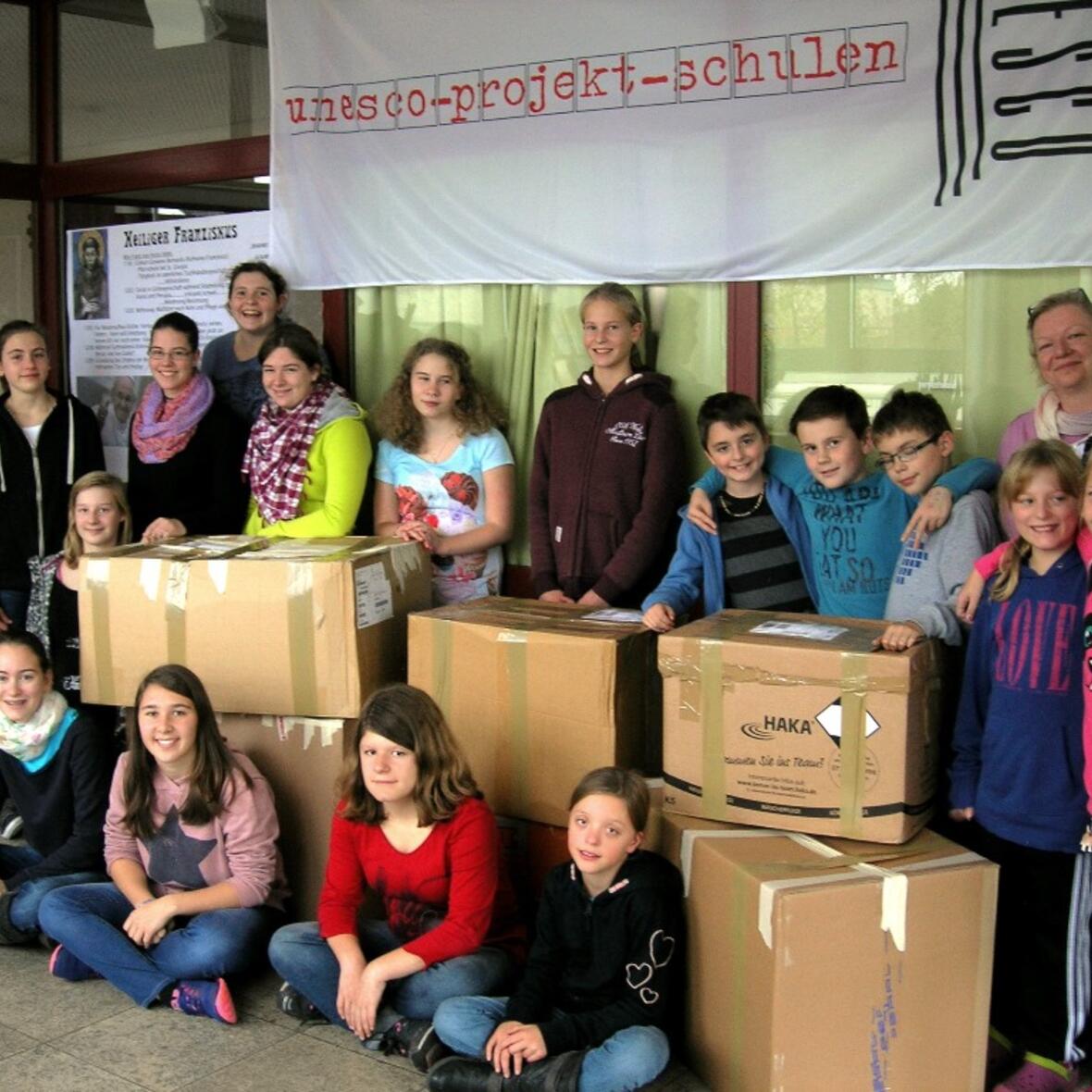 Schüler der Angela-Fraundorfer-Realschule in Aiterhofen bei der Übergabe der Päckchen. (Foto: aktion hoffnung)