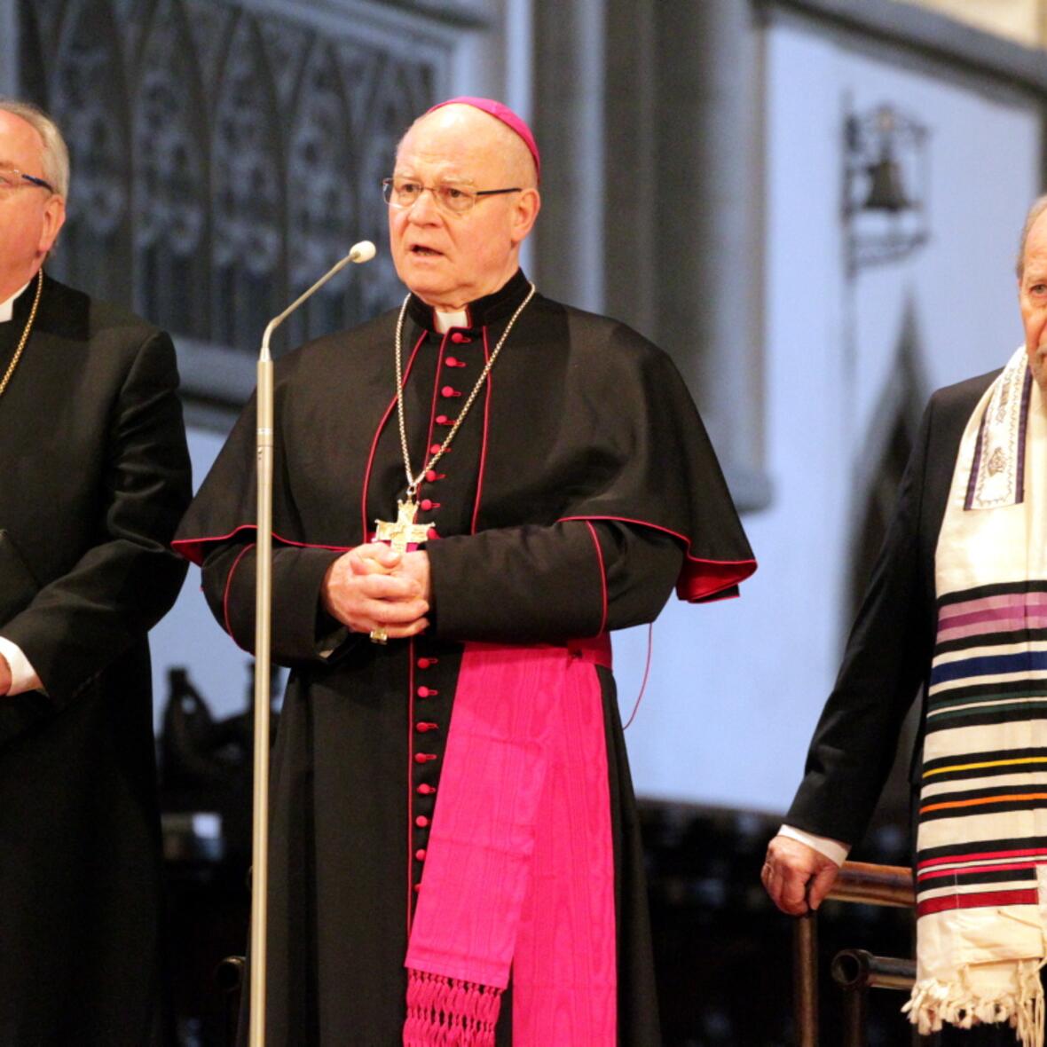 Der christlich-jüdischen Gemeinschaftsfeier standen Regionalbischof Michael Grabow, Bischof Dr. Konrad Zdarsa und Landesrabbiner Dr. h.c. Henry Brandt vor (v.links).  Foto: Annette Zoepf / pba.