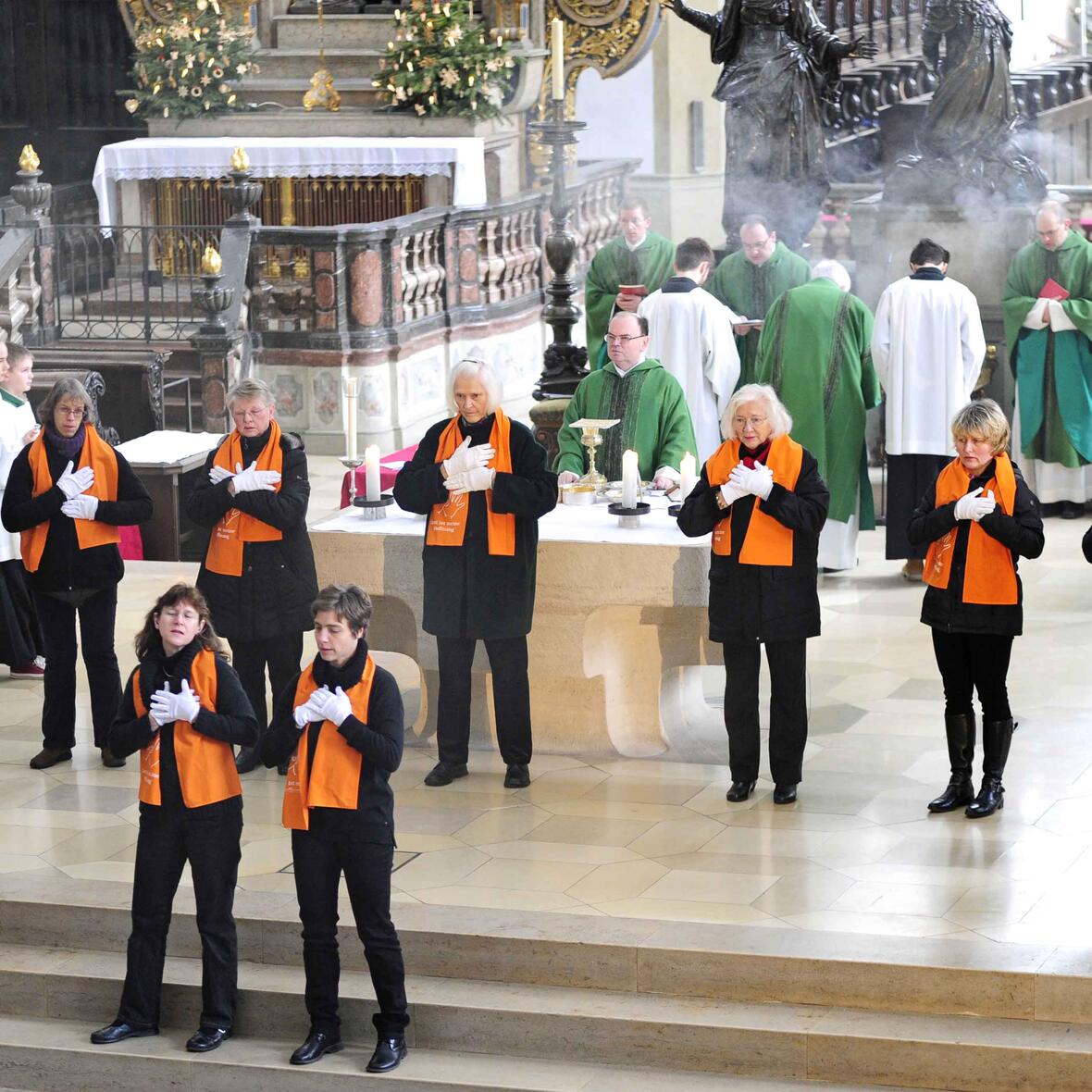 Der ökumenische Gebärdenchor Augsburg beim Festgottesdienst in der Basilika St. Ulrich und Afra. (Foto: Pressestelle Bistum Augsburg/Nicolas Schnall)