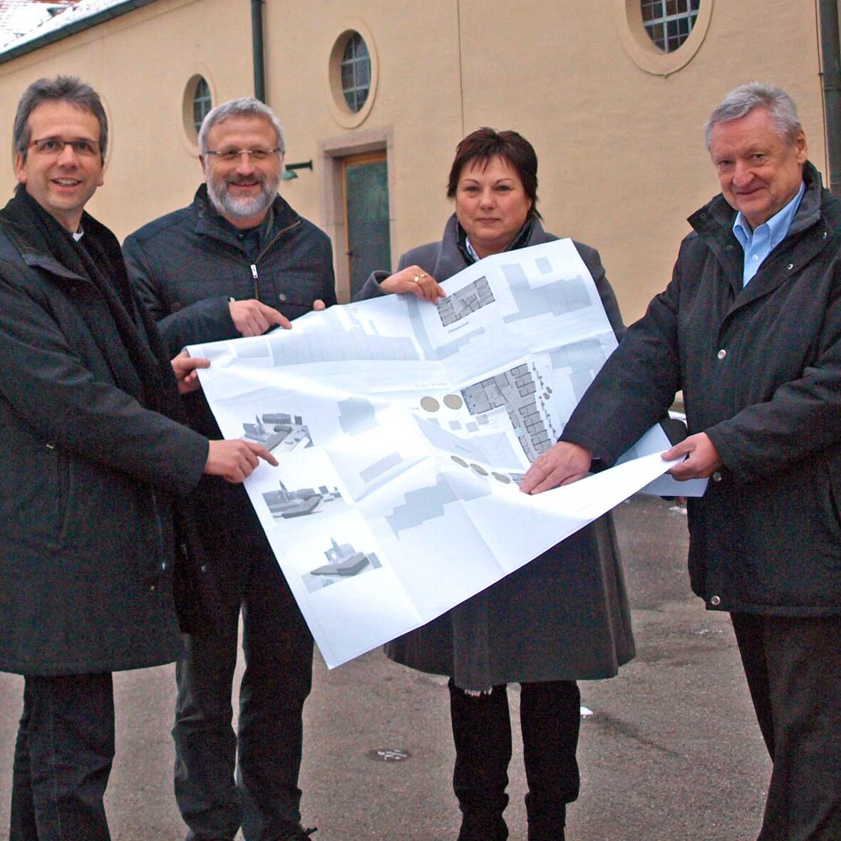 Bei der Präsentation des Bauprojekts: (v.l.) Domkapitular Armin Zürn, Pfarrer Gerhard Groll, Geschäftsführerin Christine Sieberth und Kirchenpfleger Anselm Berger. (Foto: Dagmar Weindl)