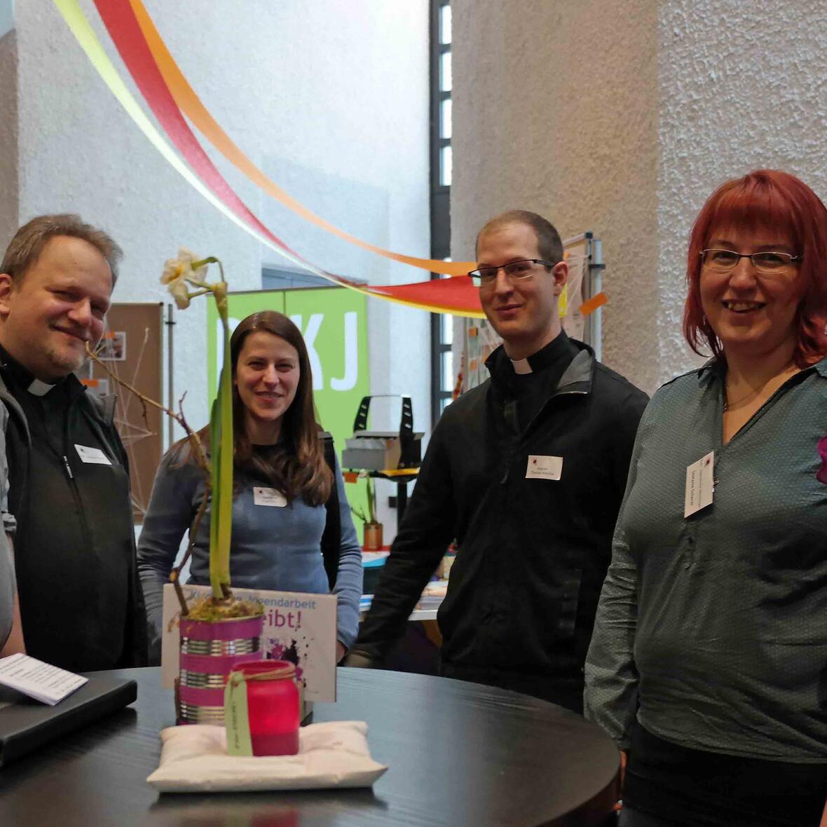 Auch für Gespräche und gegenseitigen Austausch bleibt den Teilnehmern viel Zeit bei der Jugendwerkwoche. (Foto: Maria Steber / pba)  