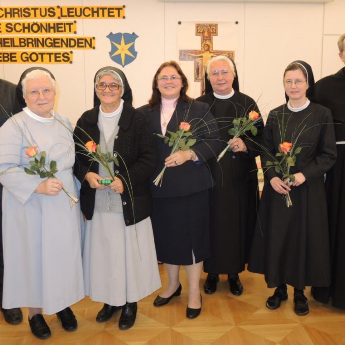 (v.l.) Ordensreferent Pfr. Ulrich Lindl, Generaloberin Sr. M. Sofia Salanga, Generalvikarin Sr. M. Benigna Batista, Sr. M. Ivoneide, Sr. M. Fatima Döring und Sr. M. Johanna Hilmer, Pater Anselm Kraus OFM. (Foto: Kloster Maria Stern)