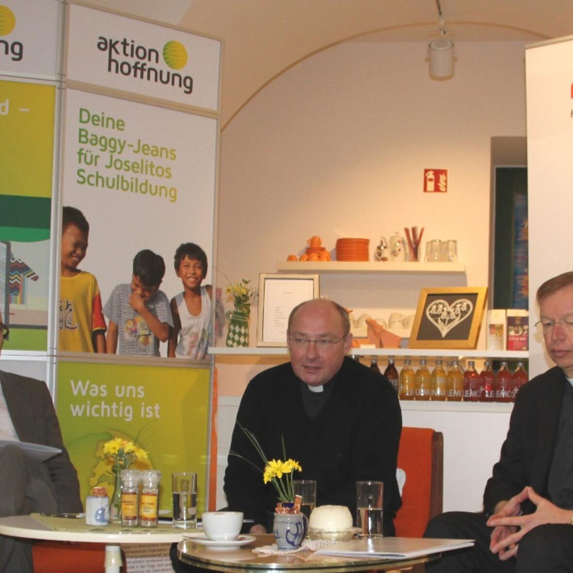 (V.l.n.r.) Klaus Prestele (Geschäftsführer der aktion hoffnung), Pfarrer Dr. Ulrich Lindl und Msgr. Wolfgang Huber (missio) bei der Präsentation des Jahresprojekts 2015 im VINTY’S Passau.