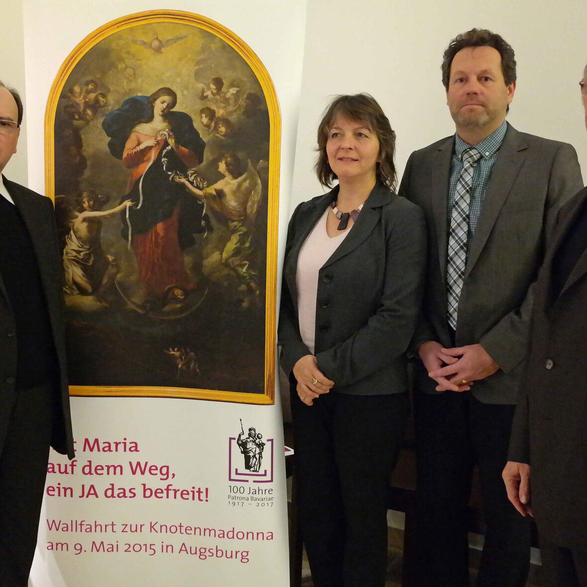 Domdekan Dr. Bertram Meier, Leiter des Bischöflichen Seelsorgeamts, Margret Färber vom Bischöflichen Seelsorgeamt, Diözesanfamilienseelsorger Christian Öxler und der Rektor von Sankt Peter am Perlach, Prälat Günter Grimme (von links). Foto: pba / Maria Steber