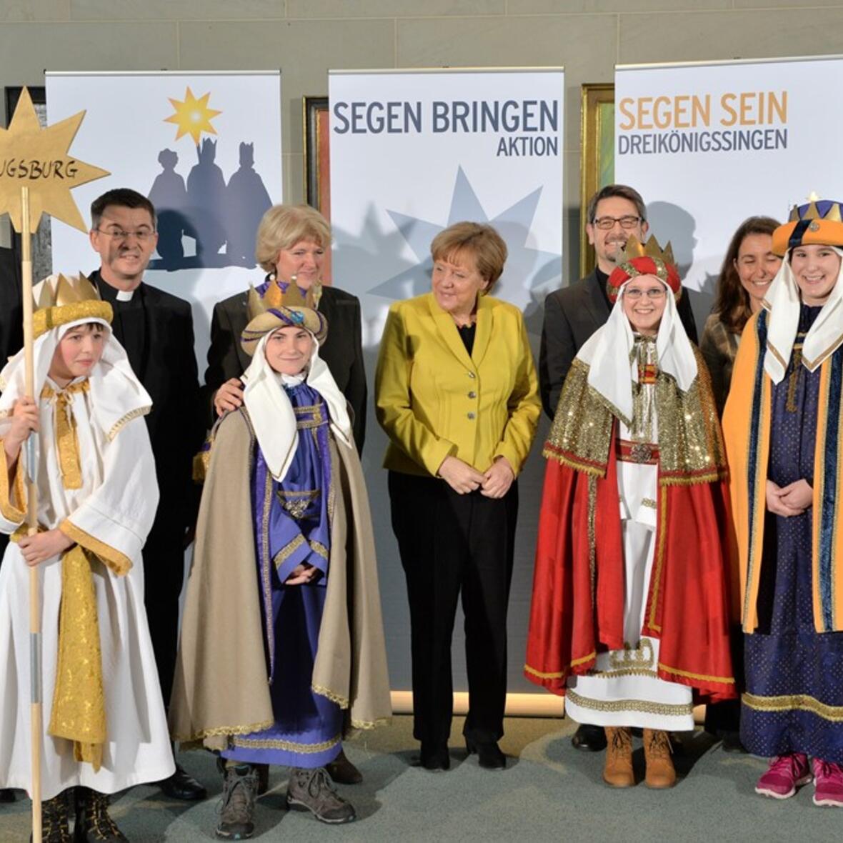 Zum Gruppenfoto mit der Kanzlerin stellten sich die Sternsinger aus der Diözese Augsburg gemeinsam mit Prälat Dr. Klaus Krämer, Präsident des Kindermissionswerks „Die Sternsinger“, und Pfr. Simon Rapp, Bundespräses des Bundes der Deutschen Katholischen Jugend (BDKJ), im Bundeskanzleramt auf. (Foto: Ralf Adloff / Kindermissionswerk)