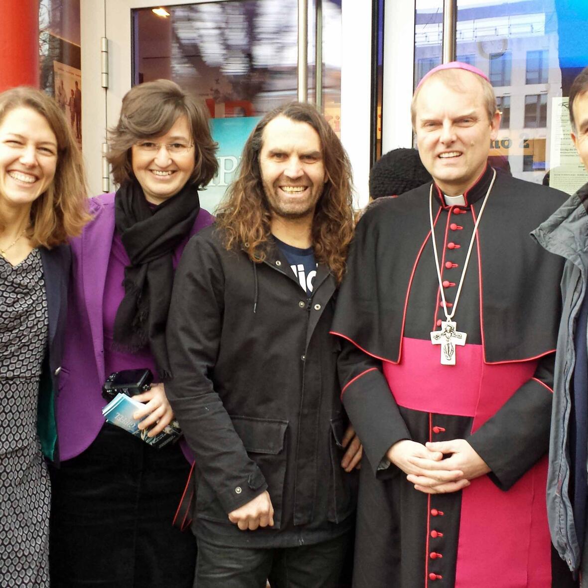 (v.l.) Die Vertreiberinnen Veronika Marton und Andrea Laczkó, Extrembergsteiger Thomas Huber, Weihbischof Florian Wörner und Produzent Juan Manuel Cotelo. (Foto: privat)