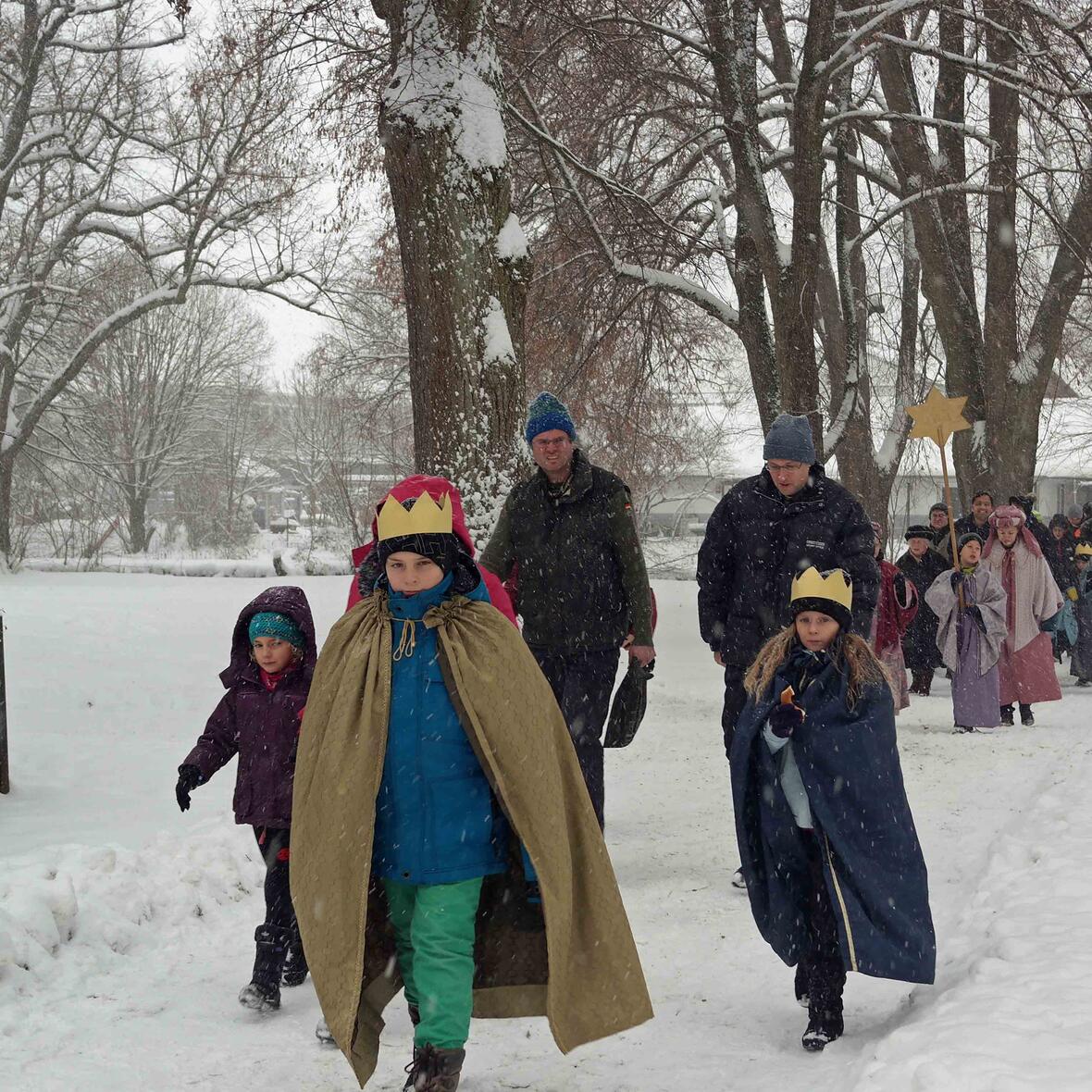 Im Schneetreiben zogen die Sternsinger zur Kirche (Foto: Maria Steber / pba).