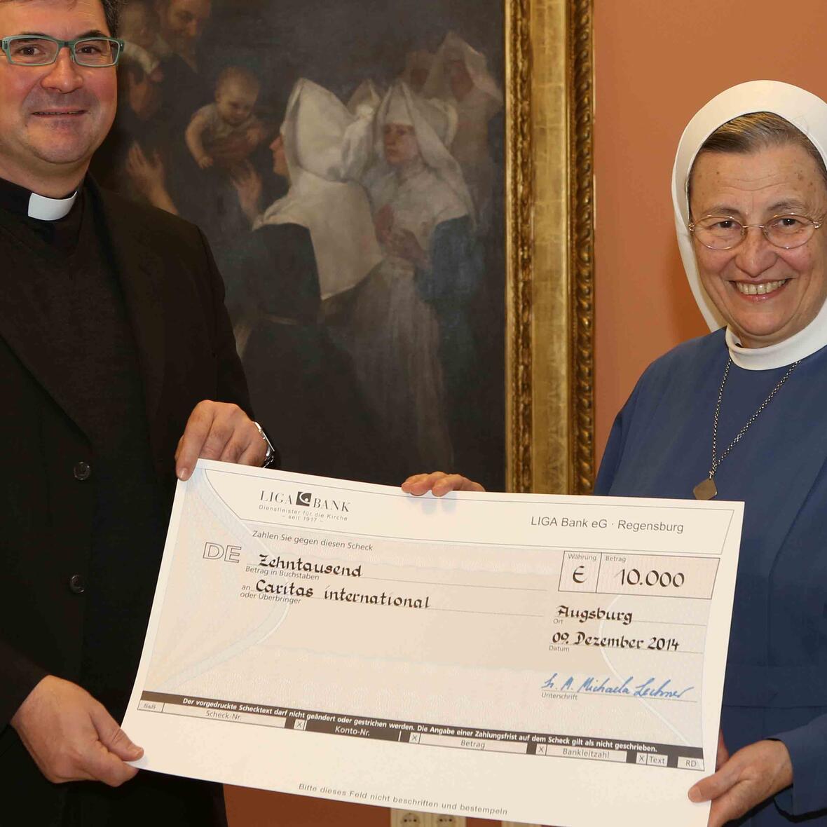 Caritas-Direktor Dr. Andreas Magg freute sich über die Spende der Barmherzigen Schwestern, die ihm Generaloberin Schwester M. Michaela Lechner überreichte.  (Foto: Schmid Media)