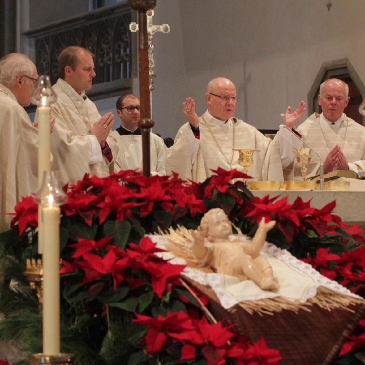 Bischof Konrad Zdarsa während des Gottesdienstes im weihnachtlich geschmückten Dom. (Fotos: Annette Zoepf)