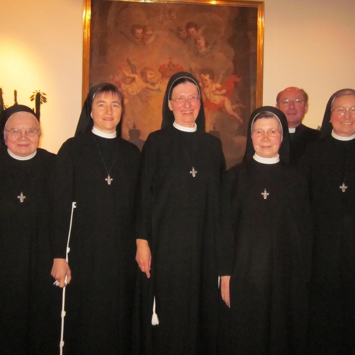 Wurden für die nächsten 6 Jahre vom Generalkapitel gewählt. (v.l.) Rätin Sr. M. Alexia Grasser, Rätin Sr. M. Elisabeth Günzel, Generalvikarin Sr. M. Andrea Bahrholz, Generaloberin Sr. M. Goretti Böck, Pfarrer Dr. Ulrich Lindl und Rätin Sr. M. Isentrud Eigen.