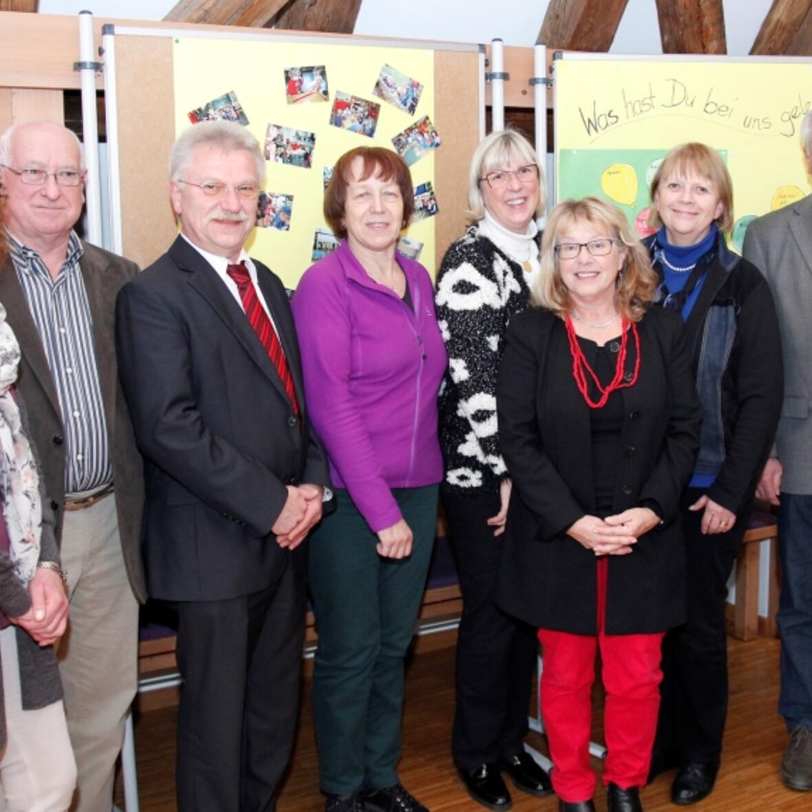 Die Umfrage stieß auf großes Interesse: (v.l.n.r.) Magdalena Blon (Fachberatung des Landratsamtes), Georg Anzenhofer (Kirchenpfleger der St. Franziskus in Welden), Albert Kalter (Zentrum Kindertageseinrichtungen der Diözese Augsburg), Ulrike Korb (Fachberatung Kindertagesstätten der Regierung von Schwaben), Claudia Wiedmann (Leiterin der Kindertageseinrichtung St. Tekla in Welden), Anita Leeman (Fachberaterin Kindertageseinrichtungen beim Caritasverband), Mechtild Teuber (Leiterin des Referates Fachberatung Kindertageseinrichtungen beim Caritasverband) und Gerhard Groß (2. Bürgermeister der Gemeinde Welden). (Foto: Caritas)