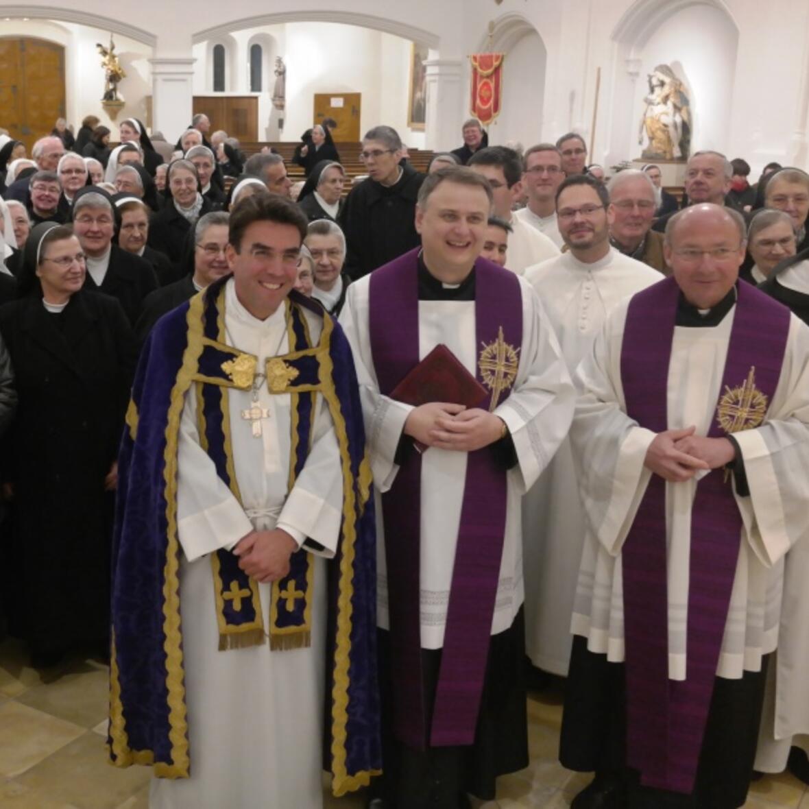 Abt Dr. Johannes Eckert (vorne links) wandte sich in einem Impulsvortrag an die rund 150 Ordensschwestern und - brüder aus der ganzen Diözese Augsburg. (Fotos: pba/Maria Steber)