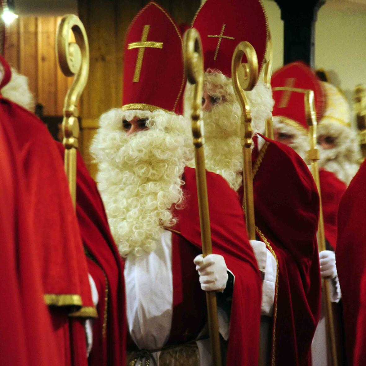 Gemeinsam zogen die rund 40 Nikolausdarsteller vom Gemeindezentrum zur Kirche. Dort fand ein feierlicher Gottesdienst mit Weihbischof Florian Wörner statt. (Foto: pba/ Maria Steber)