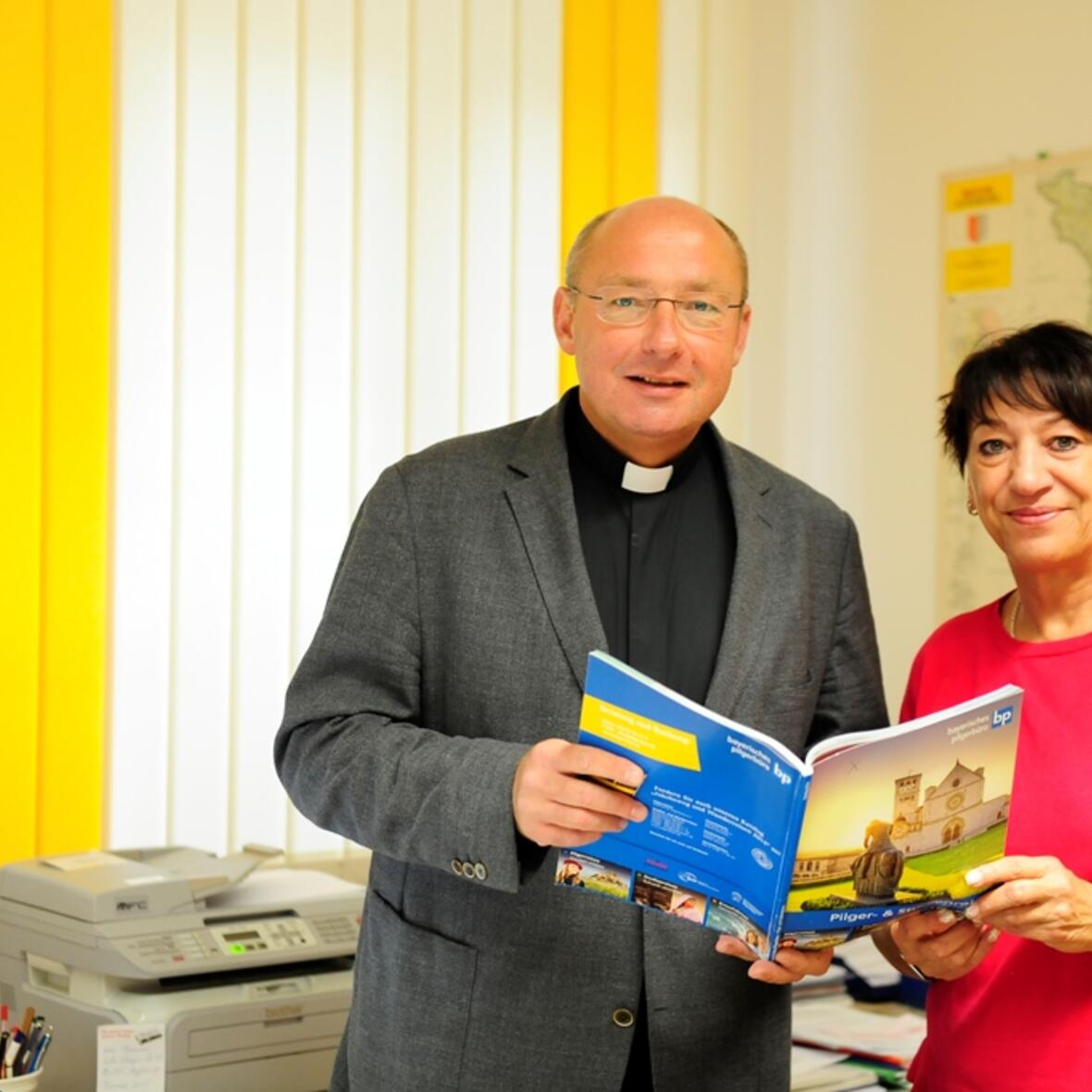 Pfarrer Dr. Ulrich Lindl, Leiter der diözesanen Pilgerstelle und Centa Sattler, Ansprechpartnerin im Büro. (Foto: pba / Nicolas Schnall) 