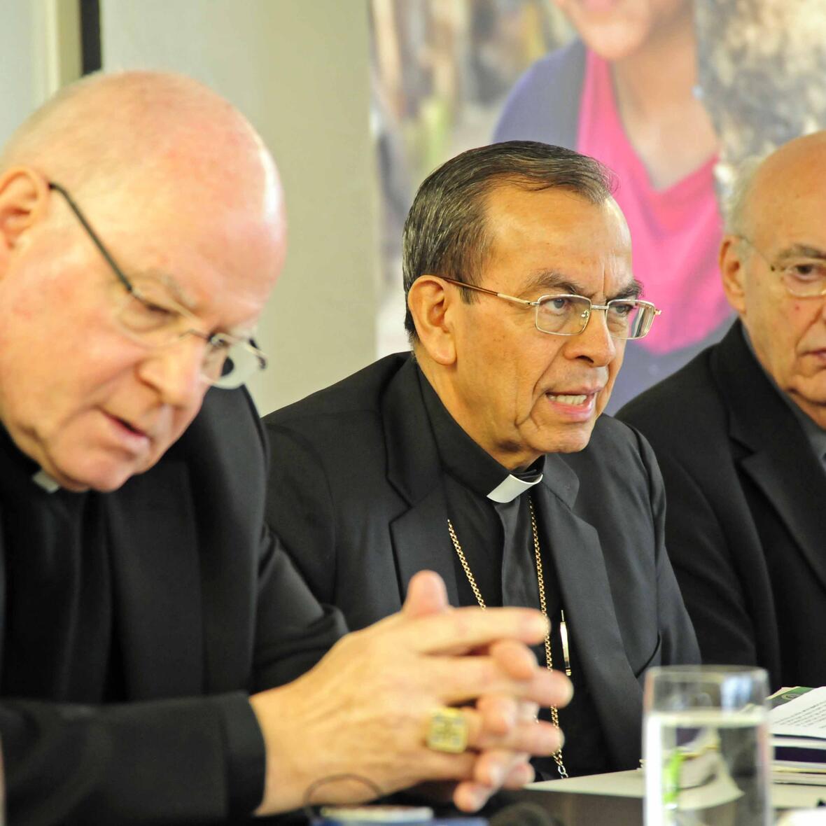 (von links) Bischof Dr. Konrad Zdarsa, Weihbischof Gregorio Rosa Chávez und Prälat Bernd Klaschka bei der Vorstellung der Adveniat-Aktion 2014 "Ich will Zukunft", die mit einem Gottesdienst am 1. Advent im Augsburger Dom eröffnet wird. (Fotos: pba/Nicolas Schnall).