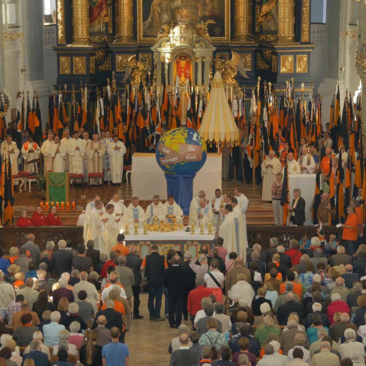 Kolping-Landespräses, Msgr. Christoph Huber, feierte mit den Diözesanpräsides der sieben bayerischen Bistümer und mehr als 3500 Gläubigen den Wallfahrtsgottesdienst in der Basilika St. Anna in Altötting. (Foto: Kolping). 
