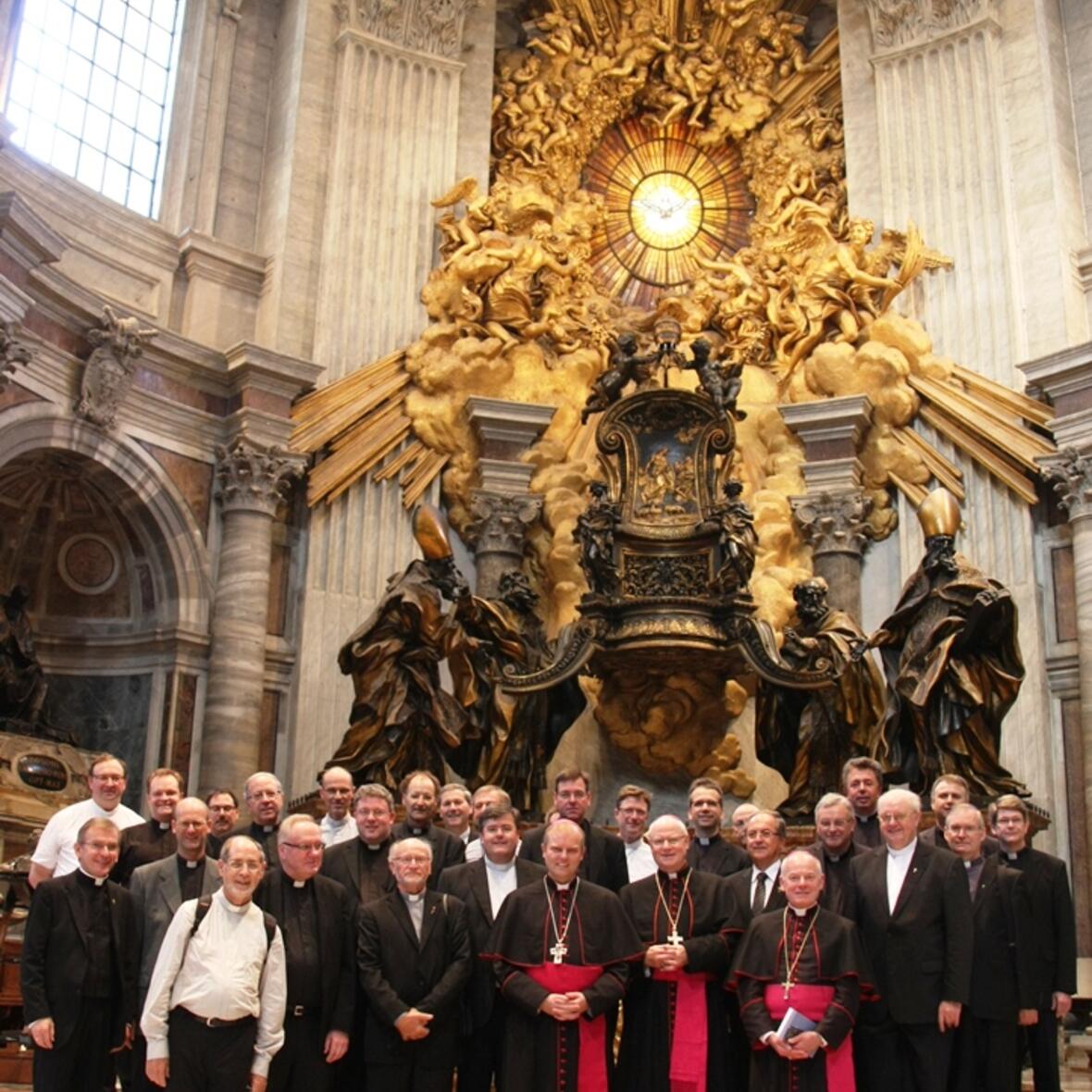 "Immer wieder wichtig, zu den Gräbern der Apostel zu pilgern": Gruppenfoto im Petersdom (Foto: Johannes Steber)