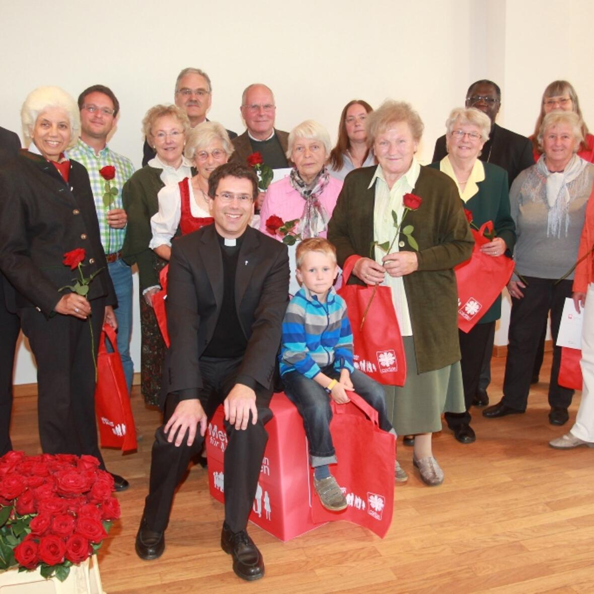 Stolz zeigte sich der Landsberger Stadtpfarrer Michael Zeitler (vorne Mitte) auf seine langjährigen Caritas-Sammlerinnen und -Sammler. (Foto: Annette Zoepf/Caritas)
