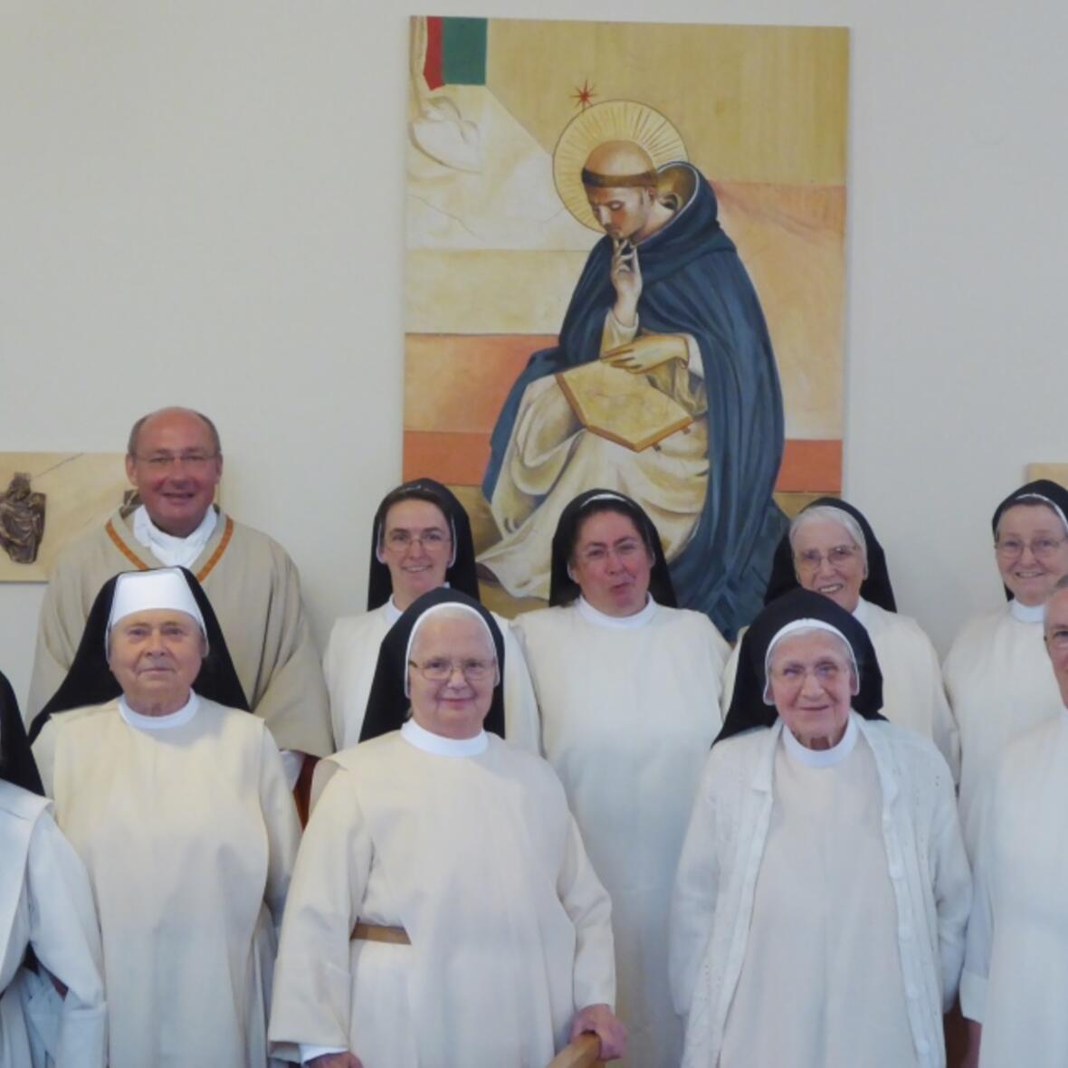 Die Schwestern aus dem Konvent St. Ursula und der Filiale in Polling zusammen mit Ordensreferent Pfarrer Dr. Lindl. (Foto: Konvent St. Ursula)