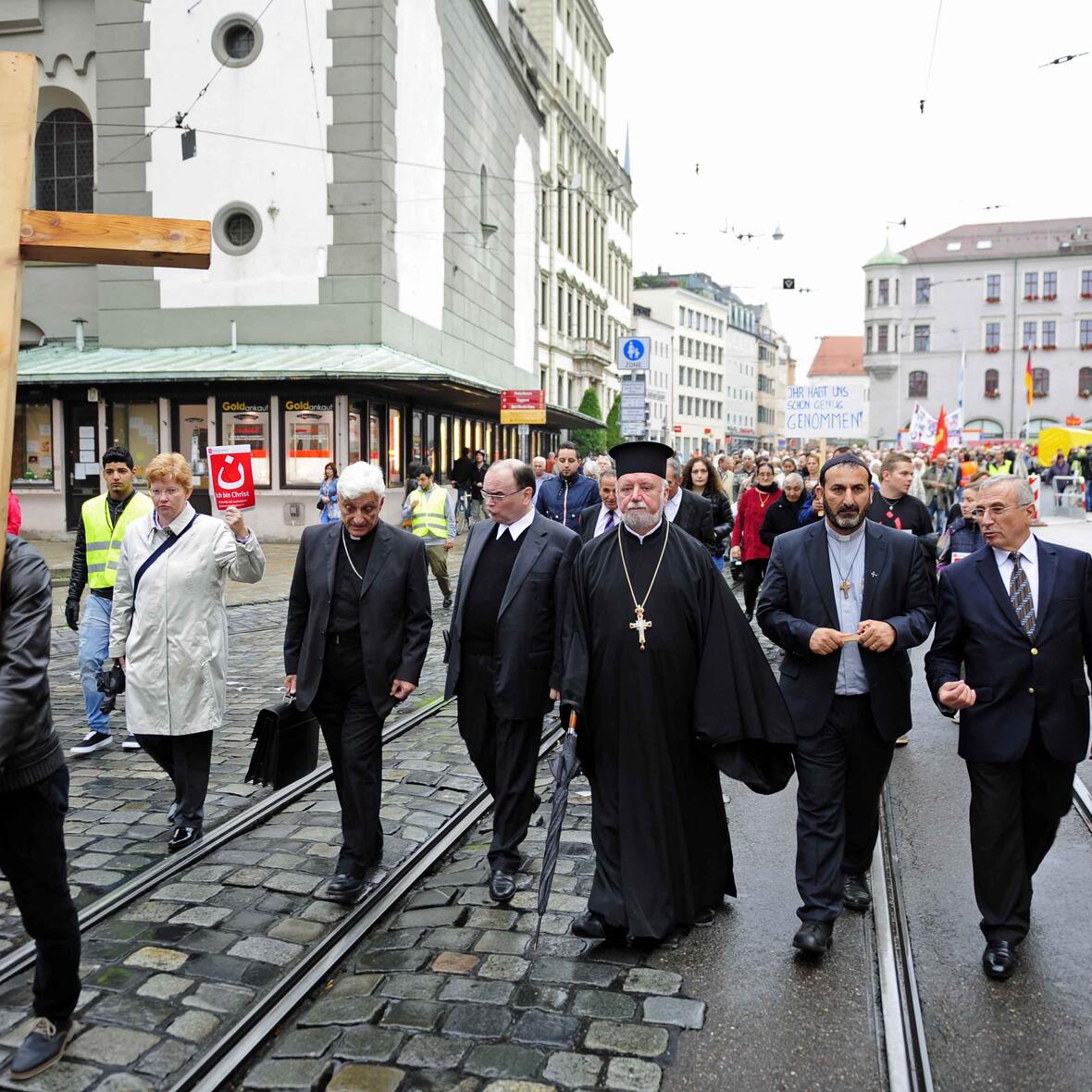 Im Anschluss an die Kundgebung zogen die Menschen zur ökumenischen Kreuzwegandacht in den Augsburger Dom. (Foto: Pressestelle Bistum Augsburg)